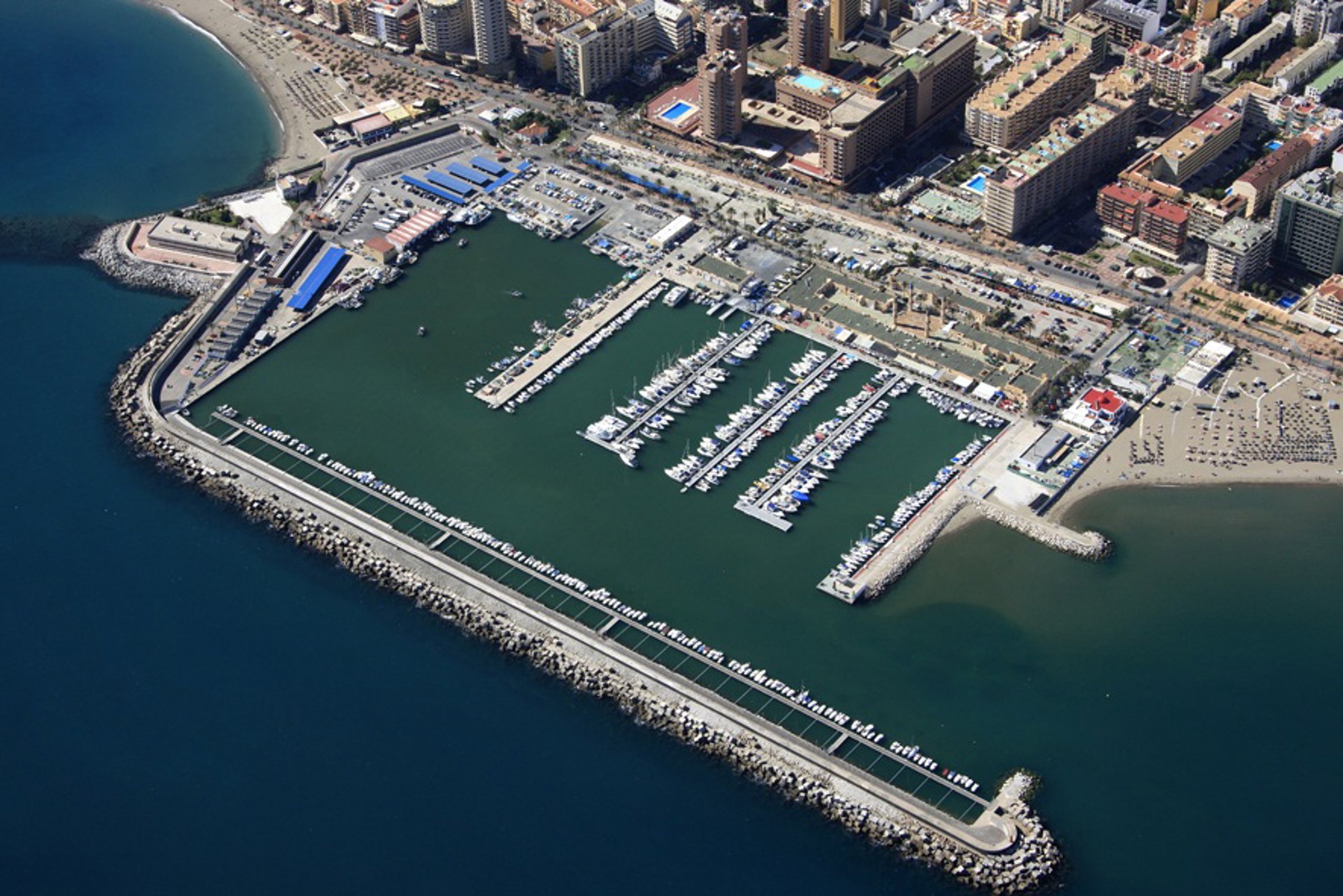 Junta invertirá medio millón de euros en reparar muelle de suministro de combustible del puerto de Fuengirola