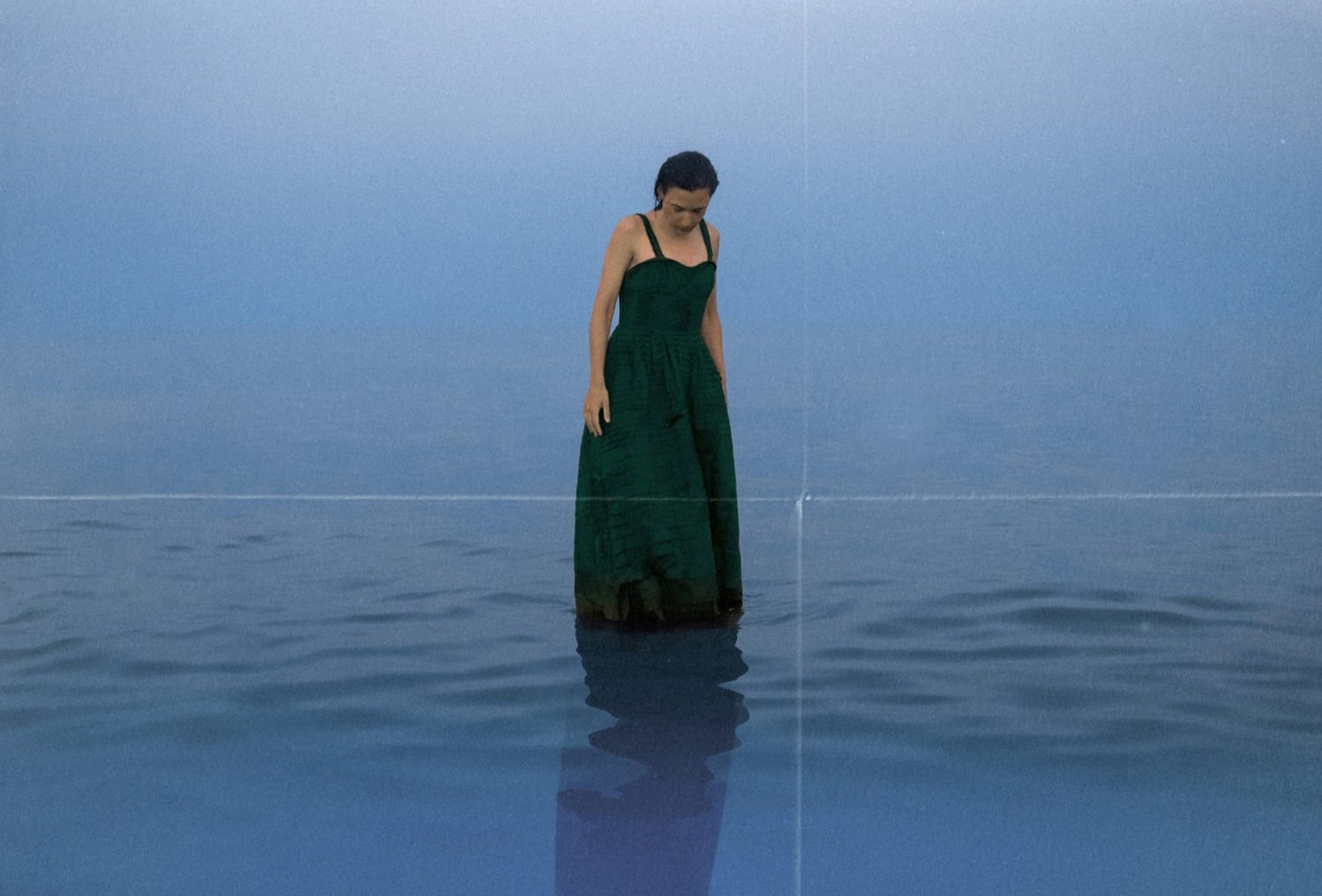'La Obra del Mar', una 'performance' de un día cotidiano en la playa de la mano de Alessandra García