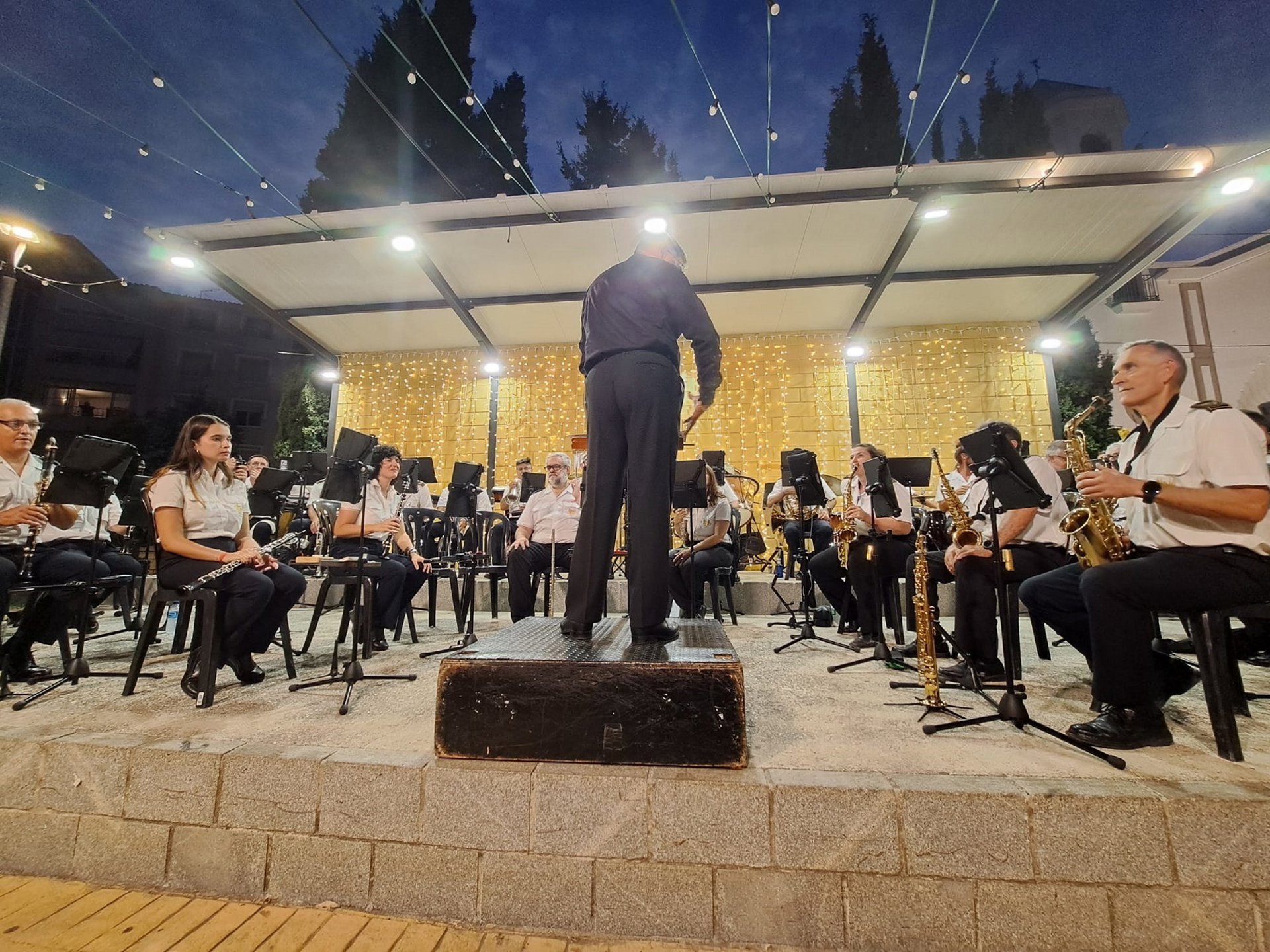 La banda municipal de música de Fuengirola ofrece en el parque de España un concierto dedicado a bandas sonoras