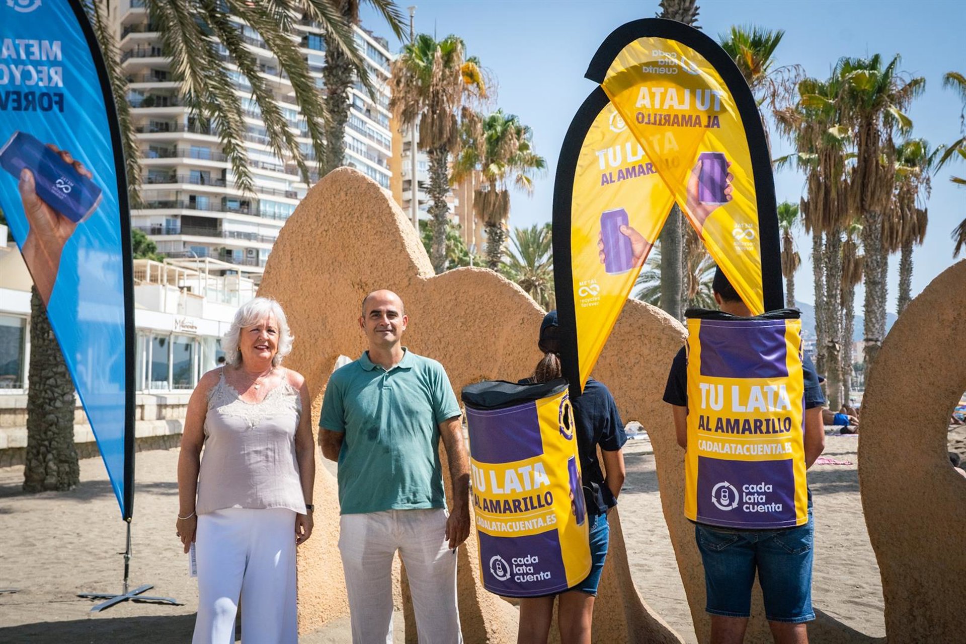 Vuelve a Málaga la campaña de reciclaje en playas 'Tu lata al amarillo'