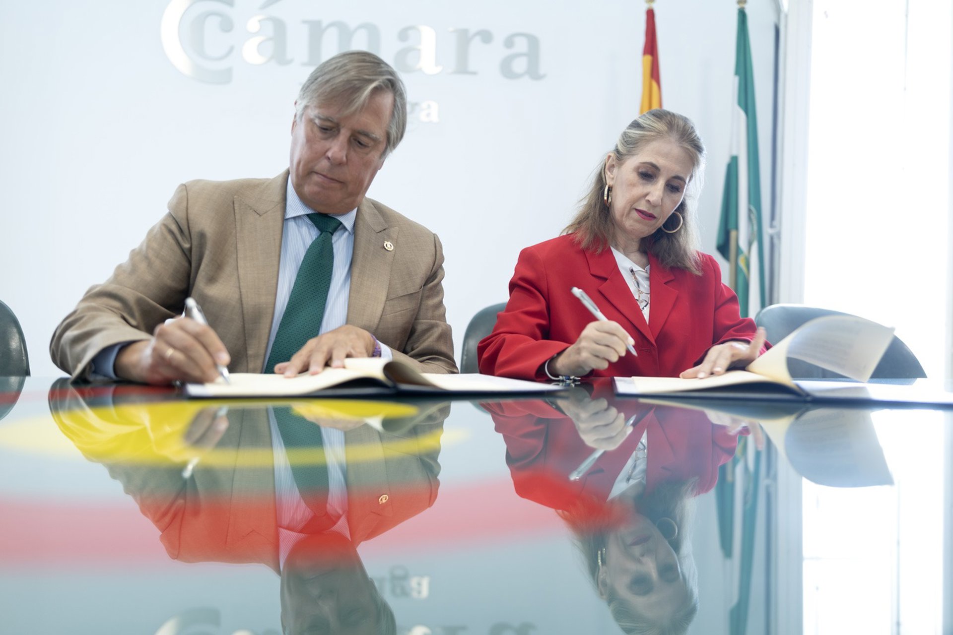 El Ayuntamiento suscribe un convenio para fomentar el autoempleo y el emprendimiento a través de la formación