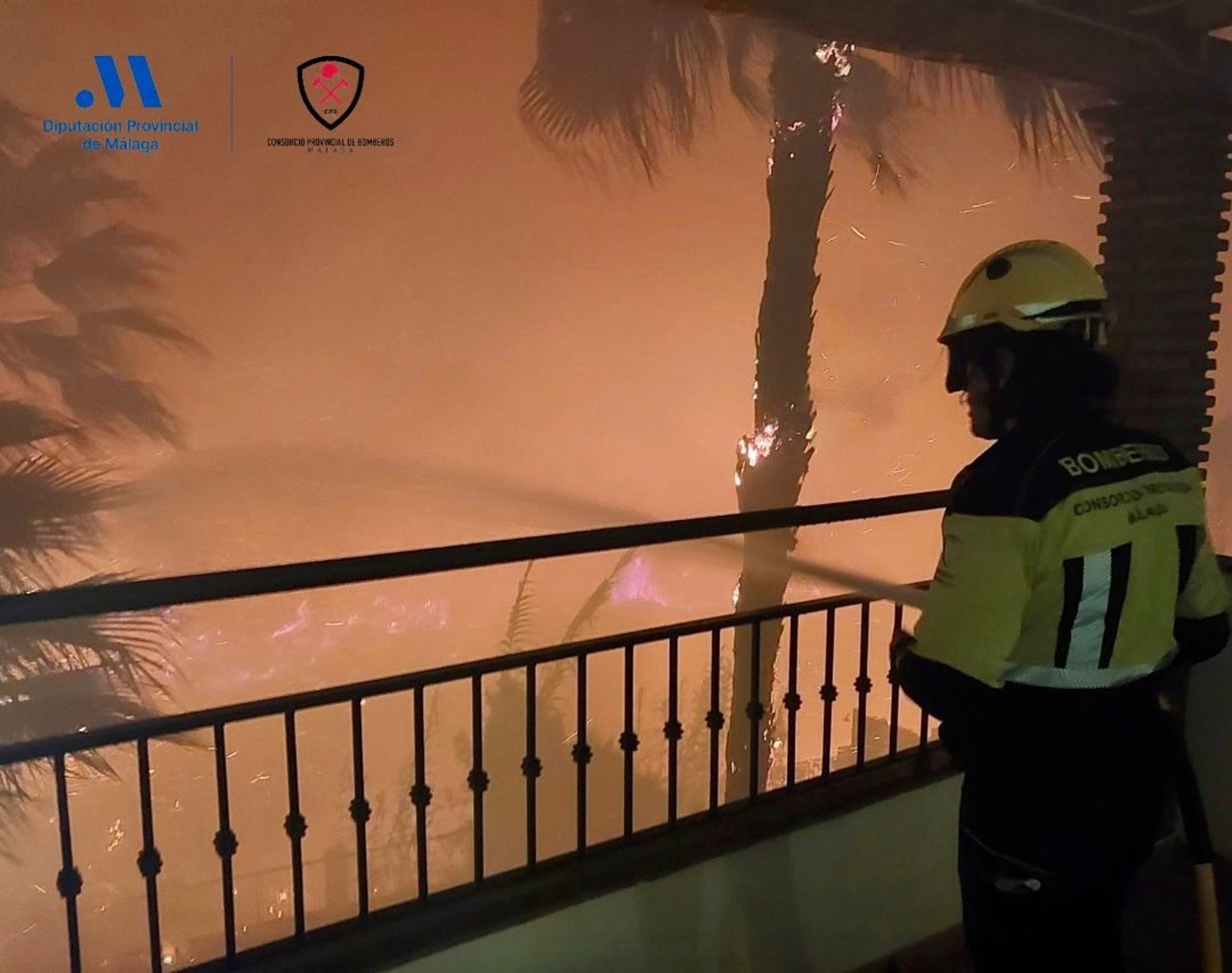 El incendio en Benalmádena rompe una tubería de saneamiento y provoca un vertido de fecales en la playa