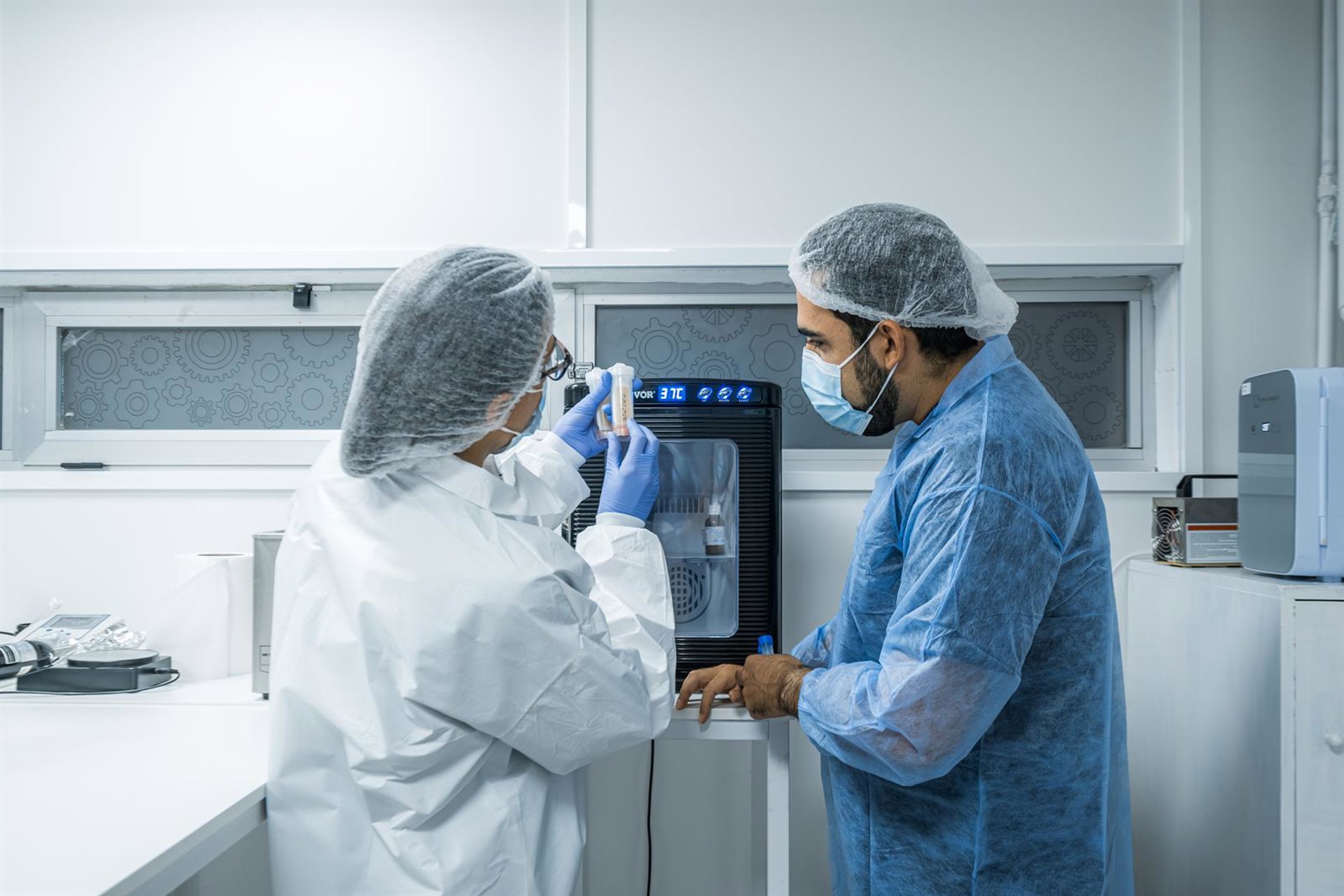 El laboratorio malagueño OKT Global desarrolla un producto pionero "que enseña a la piel a ser joven de nuevo"