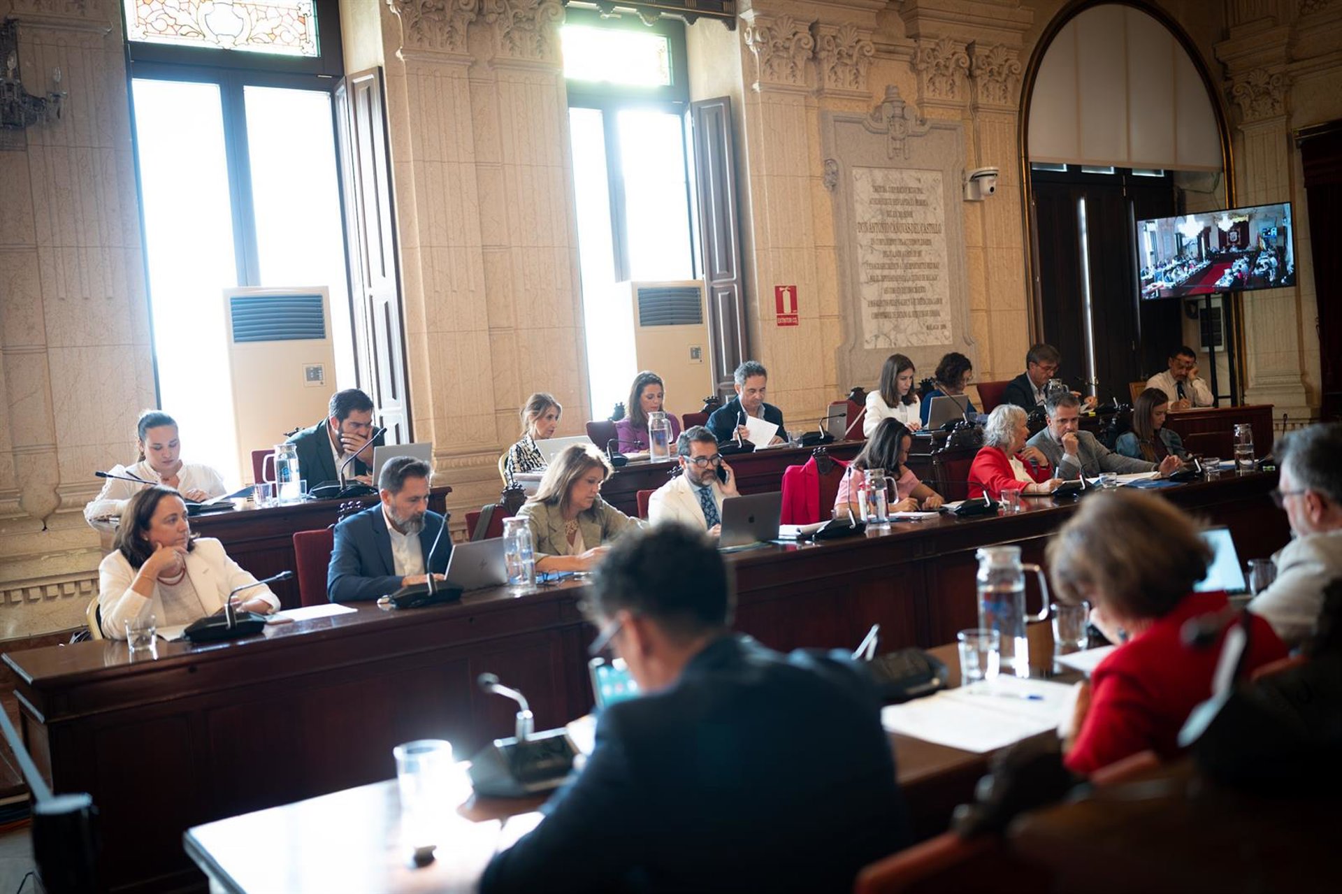 El pleno exige datos transparentes sobre las incidencias de las pulseras antimaltrato en la ciudad