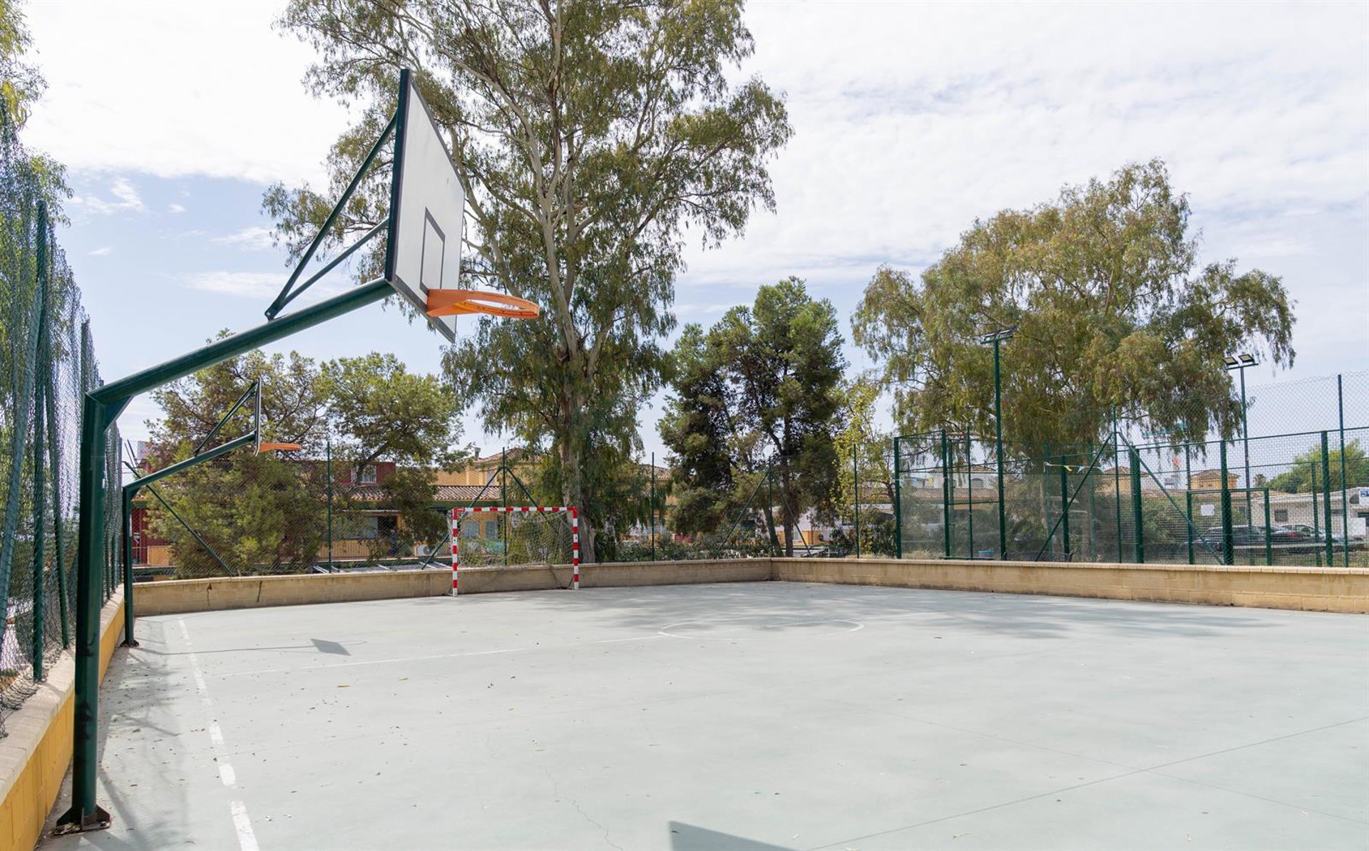 Estepona ampliará su red de instalaciones deportivas gratuitas con dos nuevas pistas de pádel en Nueva Atalaya