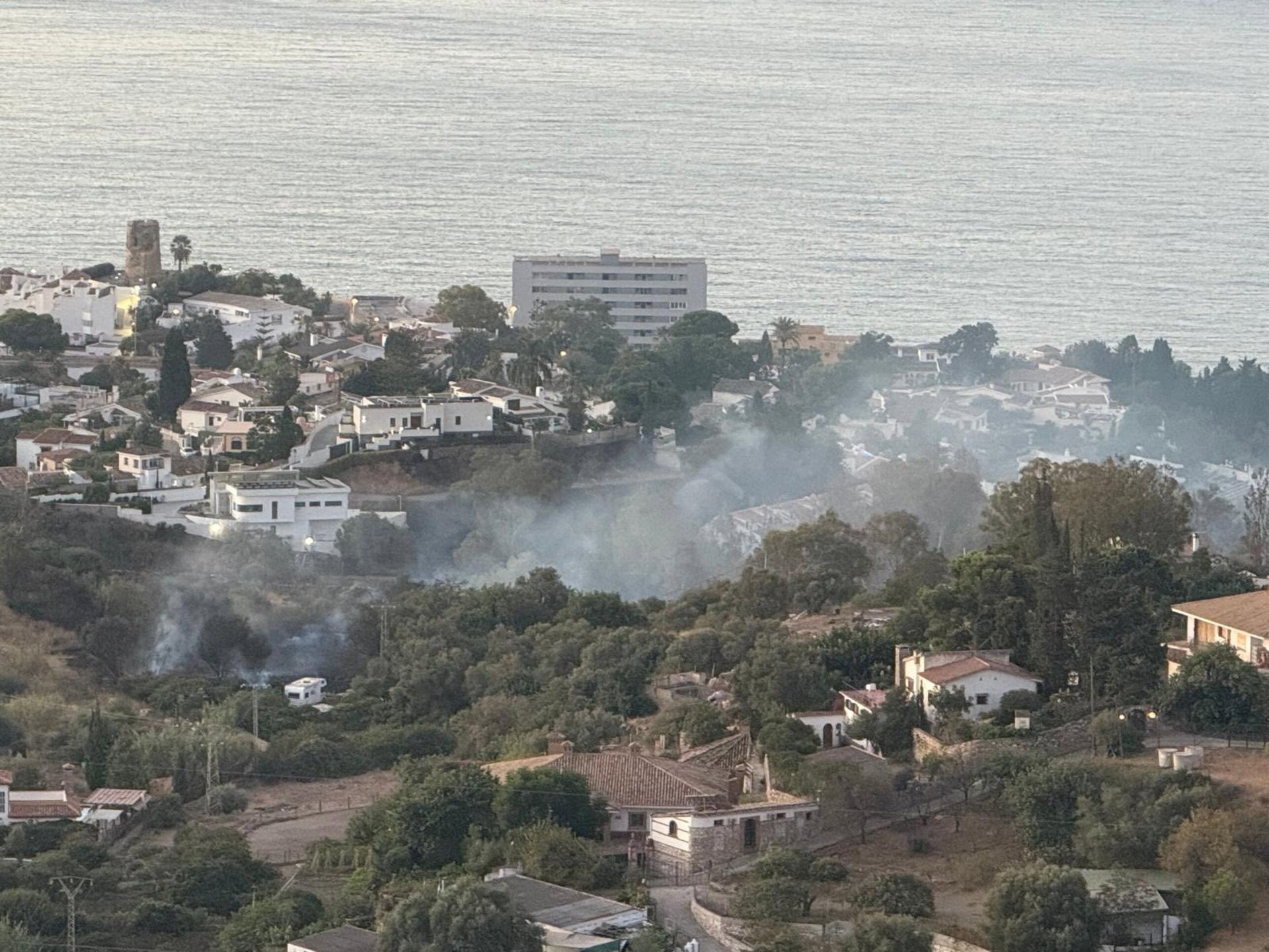 Extinguido el incendio en la zona de Carretera del Sol en Benalmádena