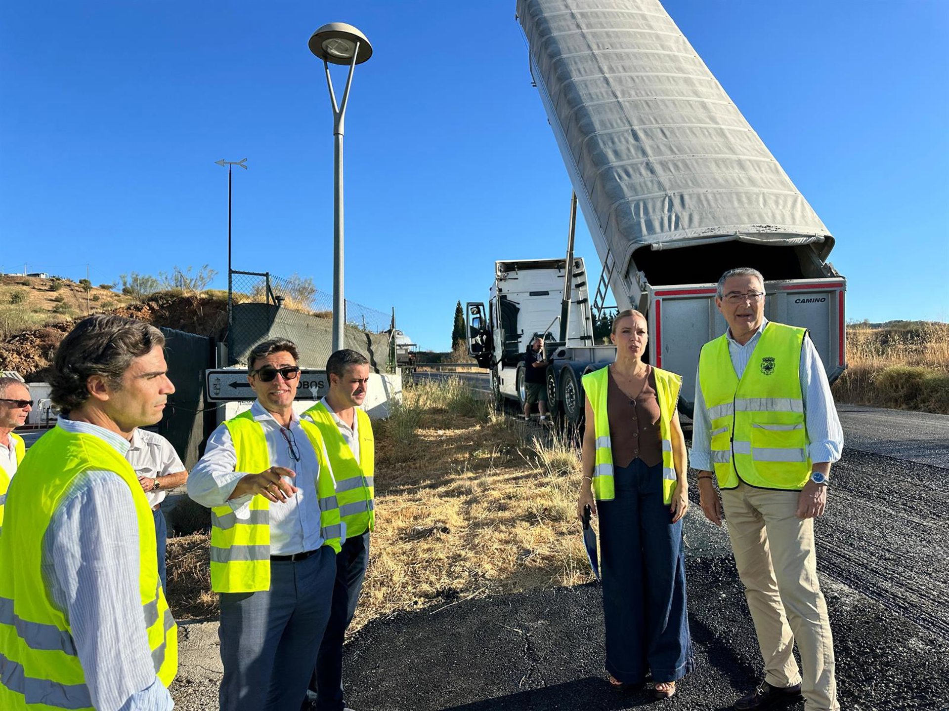 La Diputación invierte tres millones de euros en el asfaltado de seis carreteras de la Axarquía