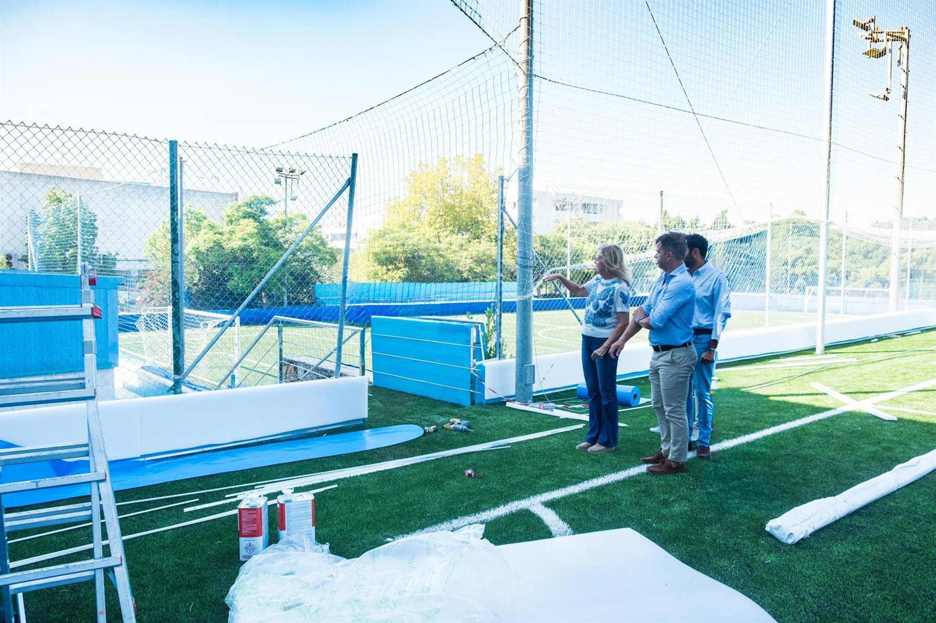 Marbella refuerza la seguridad en campos de fútbol municipales con la renovación de colchonetas de protección