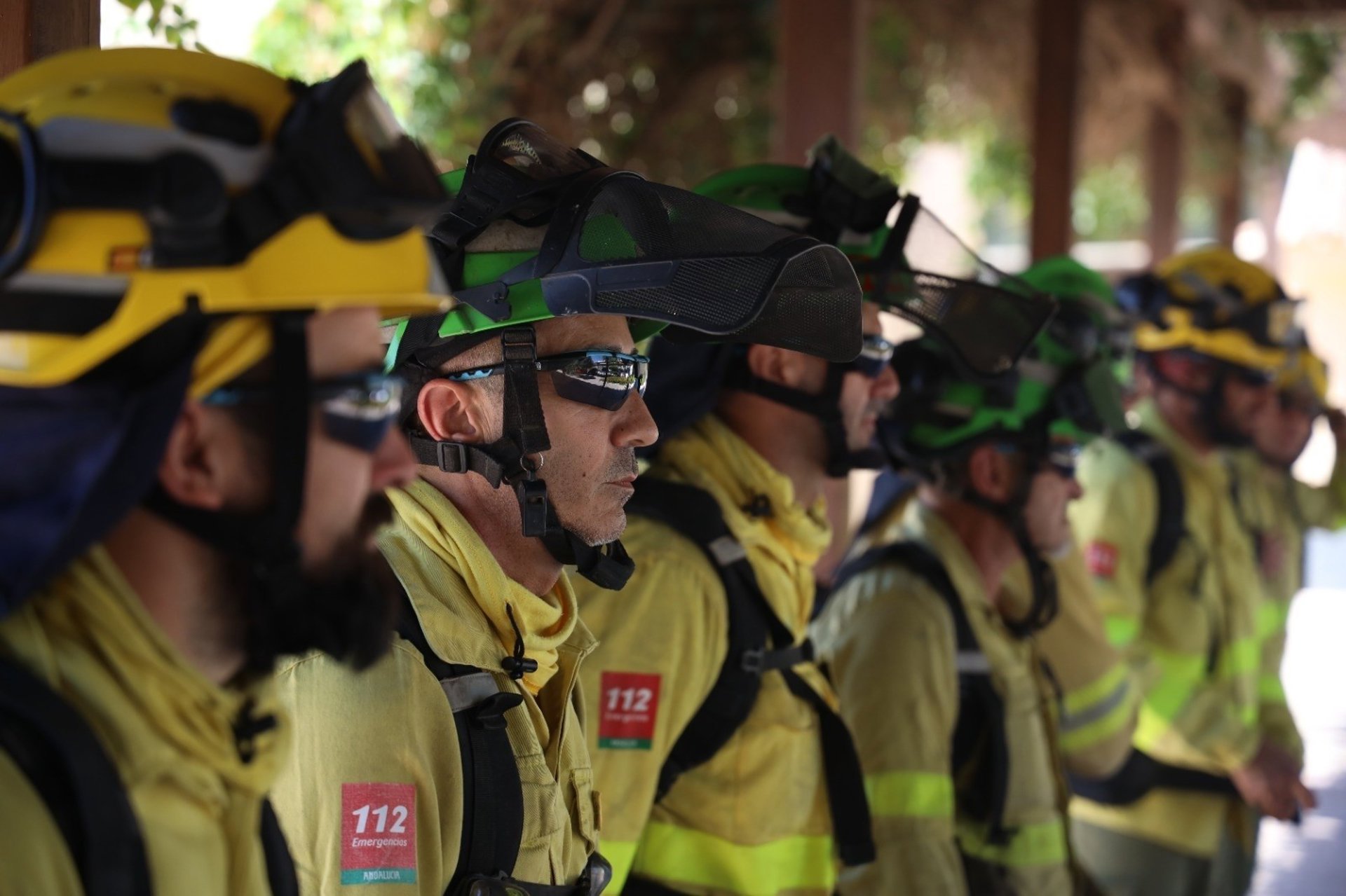 Medios terrestres del Infoca trabajan un incendio declarado de madrugada en un paraje de Parauta