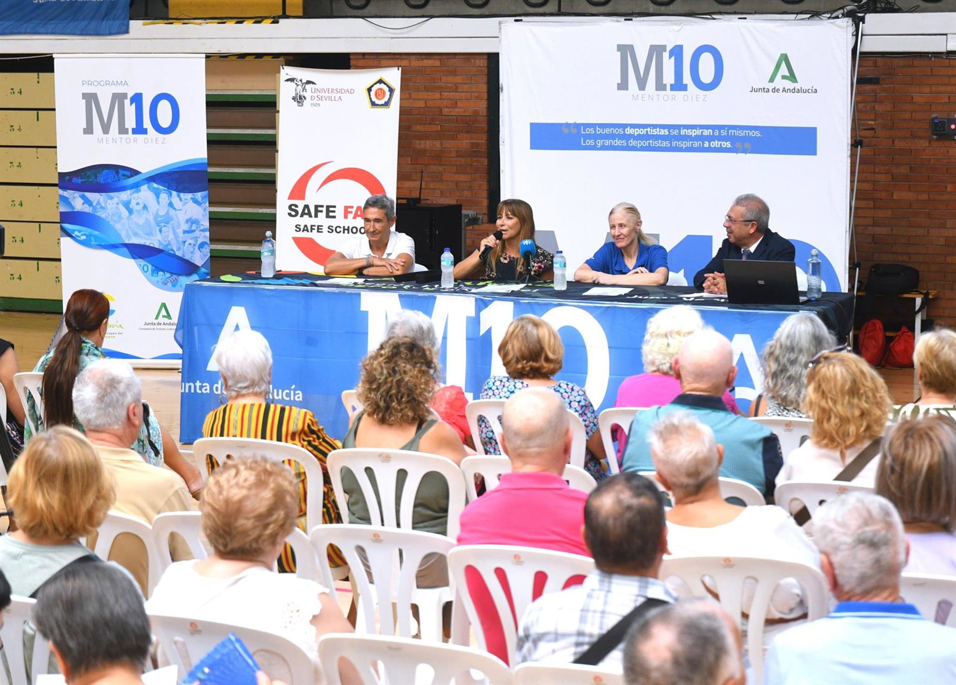 Personas mayores aprenden técnicas para evitar daños ante caídas a través del programa de la Junta Mentor 10