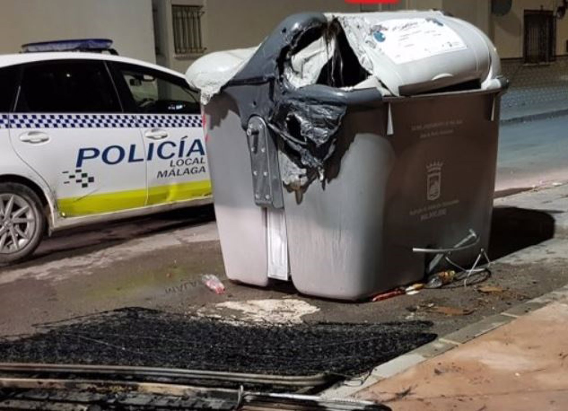 Un detenido por prender fuego a ocho contenedores de la capital