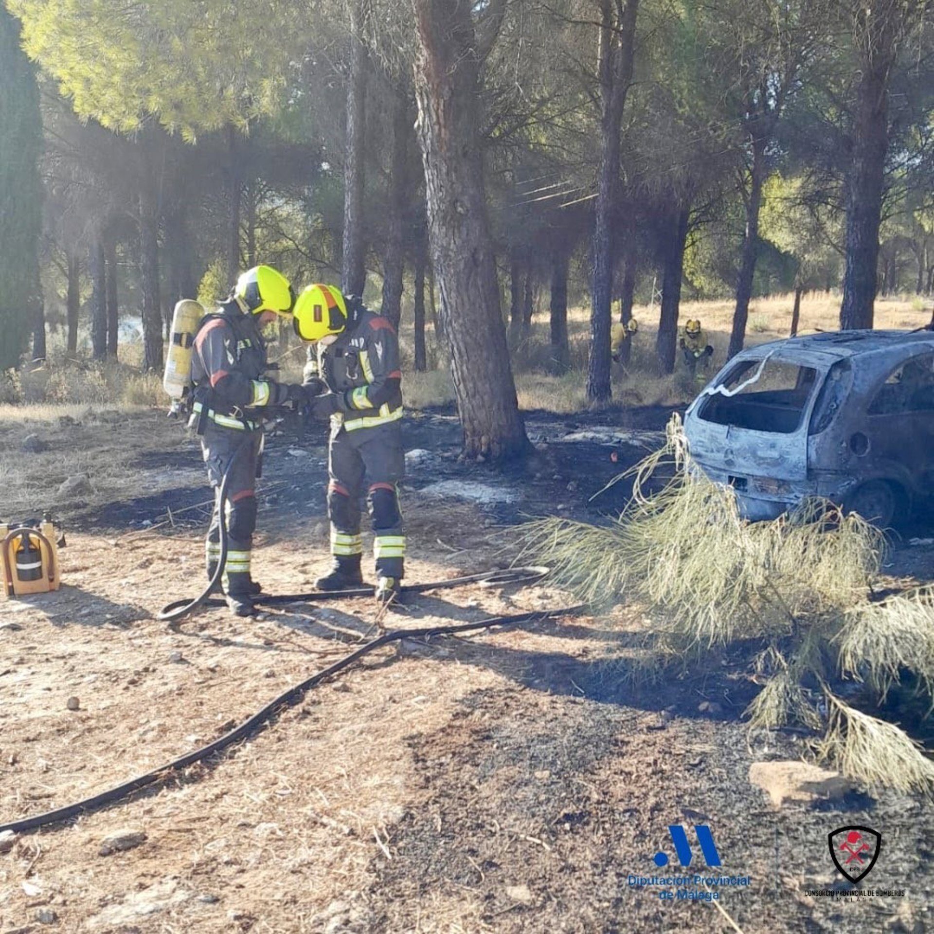 Un hombre evacuado al hospital tras arder un coche, lo que provocó un conato de incendio en Ronda