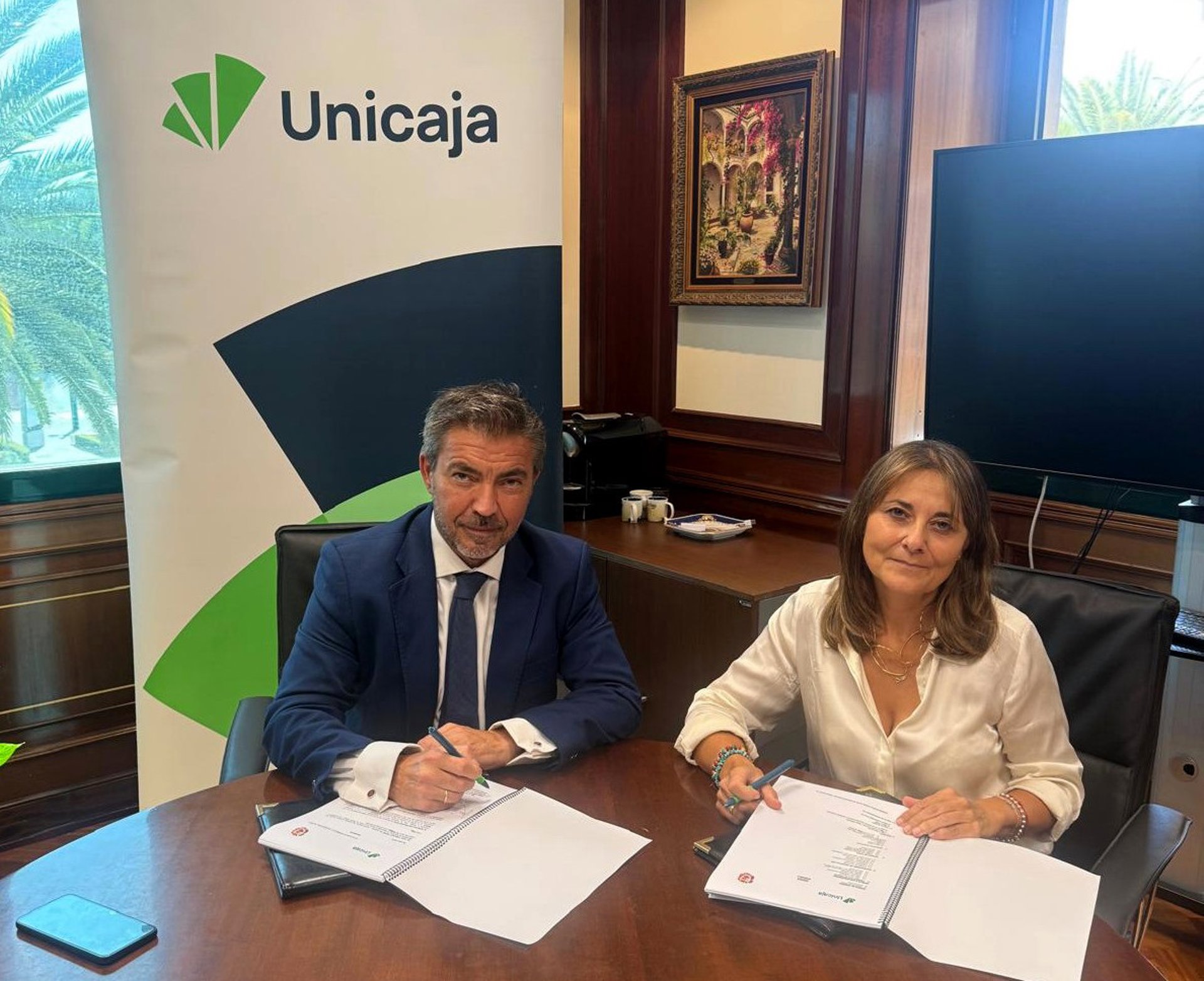 Unicaja ofrece financiación y servicios en condiciones ventajosas a los más de 6.000 abogados colegiados