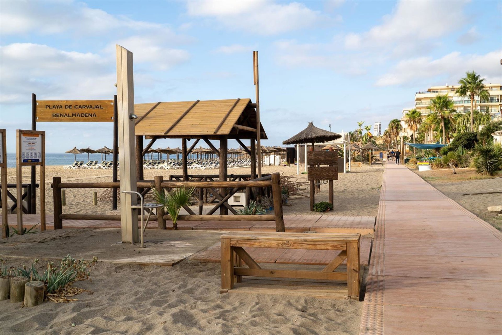 Benalmádena renueva la imagen y servicios del entorno de la playa de Carvajal
