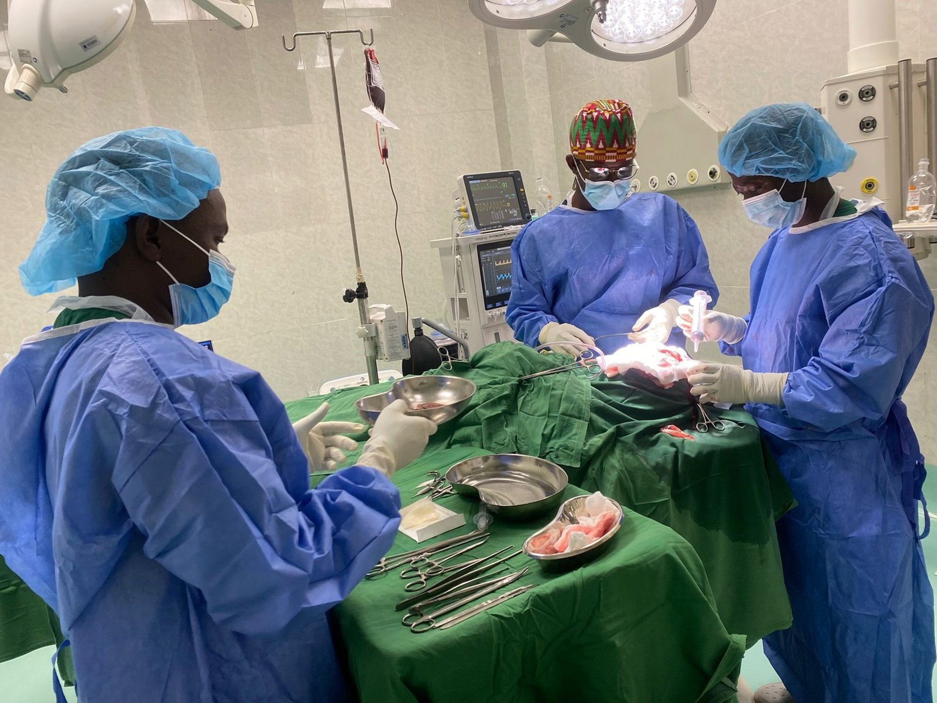 Bisturí Solidario beca a Siaffa Sando, futuro neurocirujano que dará esperanza a Liberia