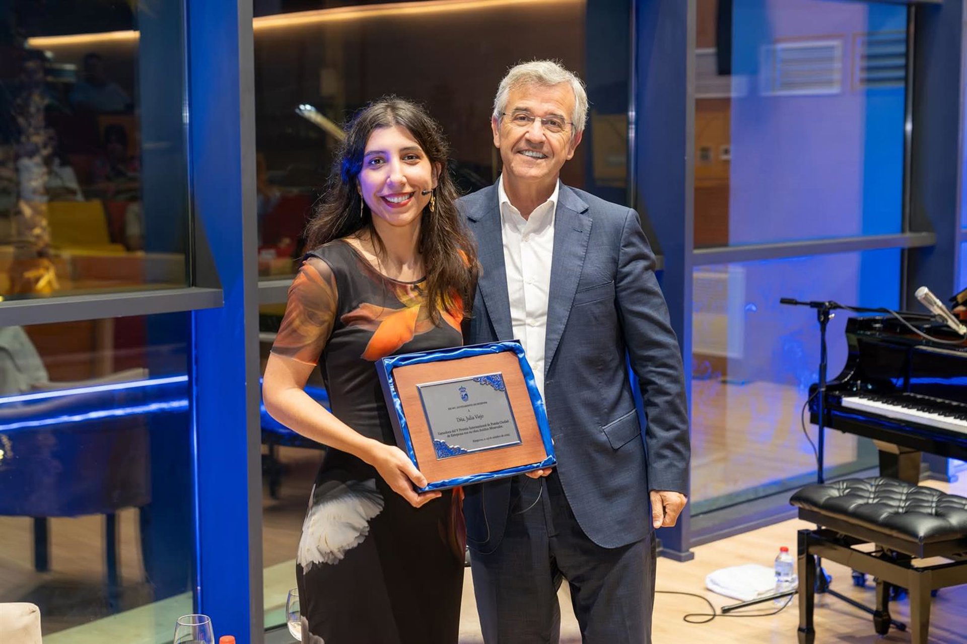 El Ayuntamiento entrega el V Premio Internacional de Poesía 'Ciudad de Estepona' a la autora Julia Viejo