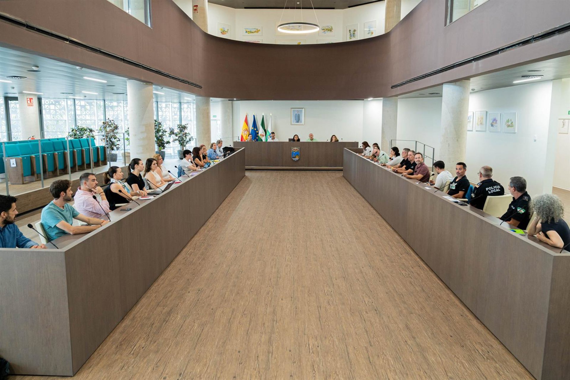 Estepona refuerza la coordinación municipal con la comunidad educativa para prevenir el absentismo escolar