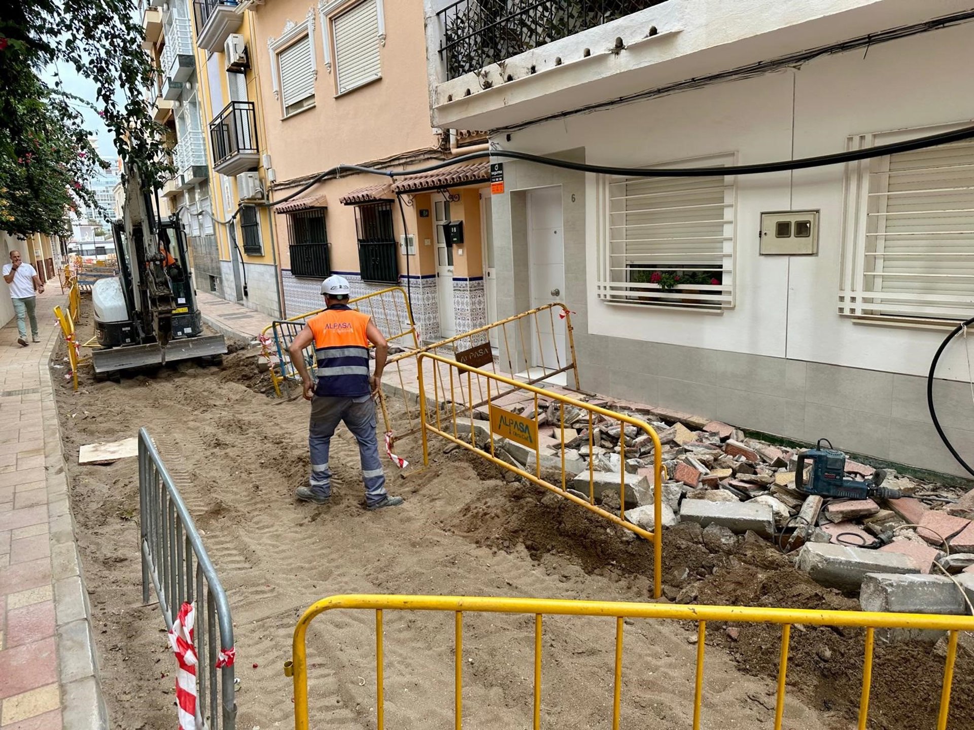 Fuengirola renueva las infraestructuras hídricas soterradas de la calle Reyes Católicos