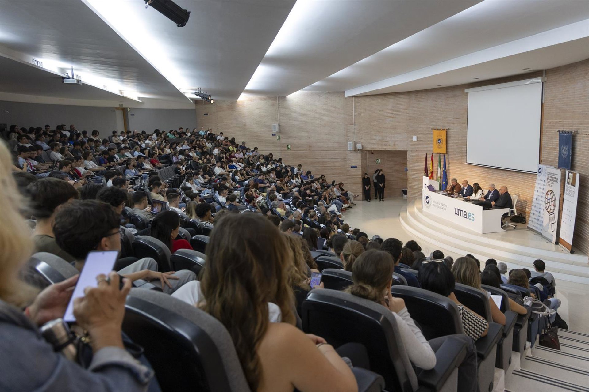 Iñaki Gabilondo y Sami Naïr defienden el papel del periodismo como motor de pensamiento crítico y conciencia