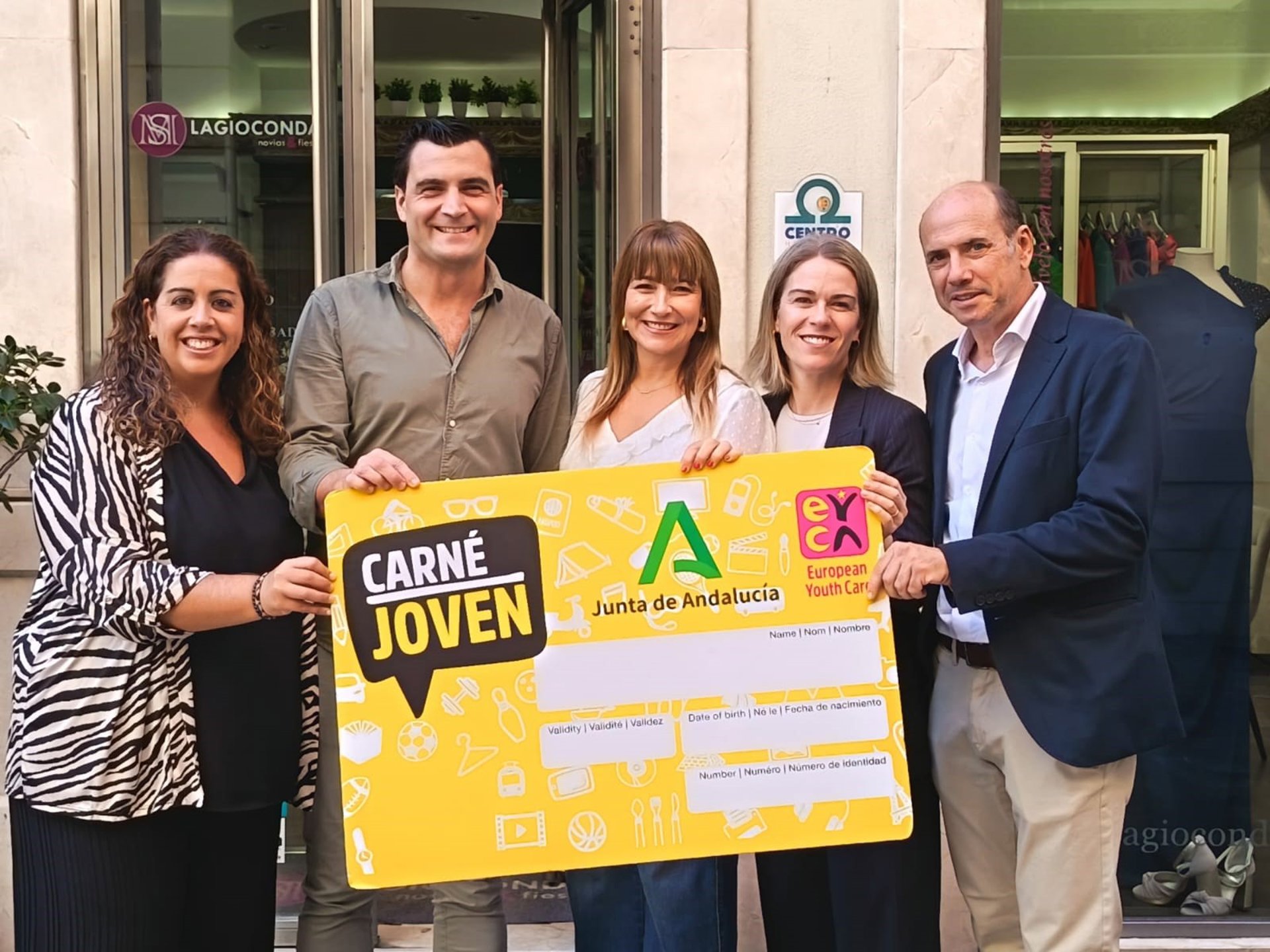 La Junta y la asociación del centro histórico se alían para promocionar el Carné Joven Europeo