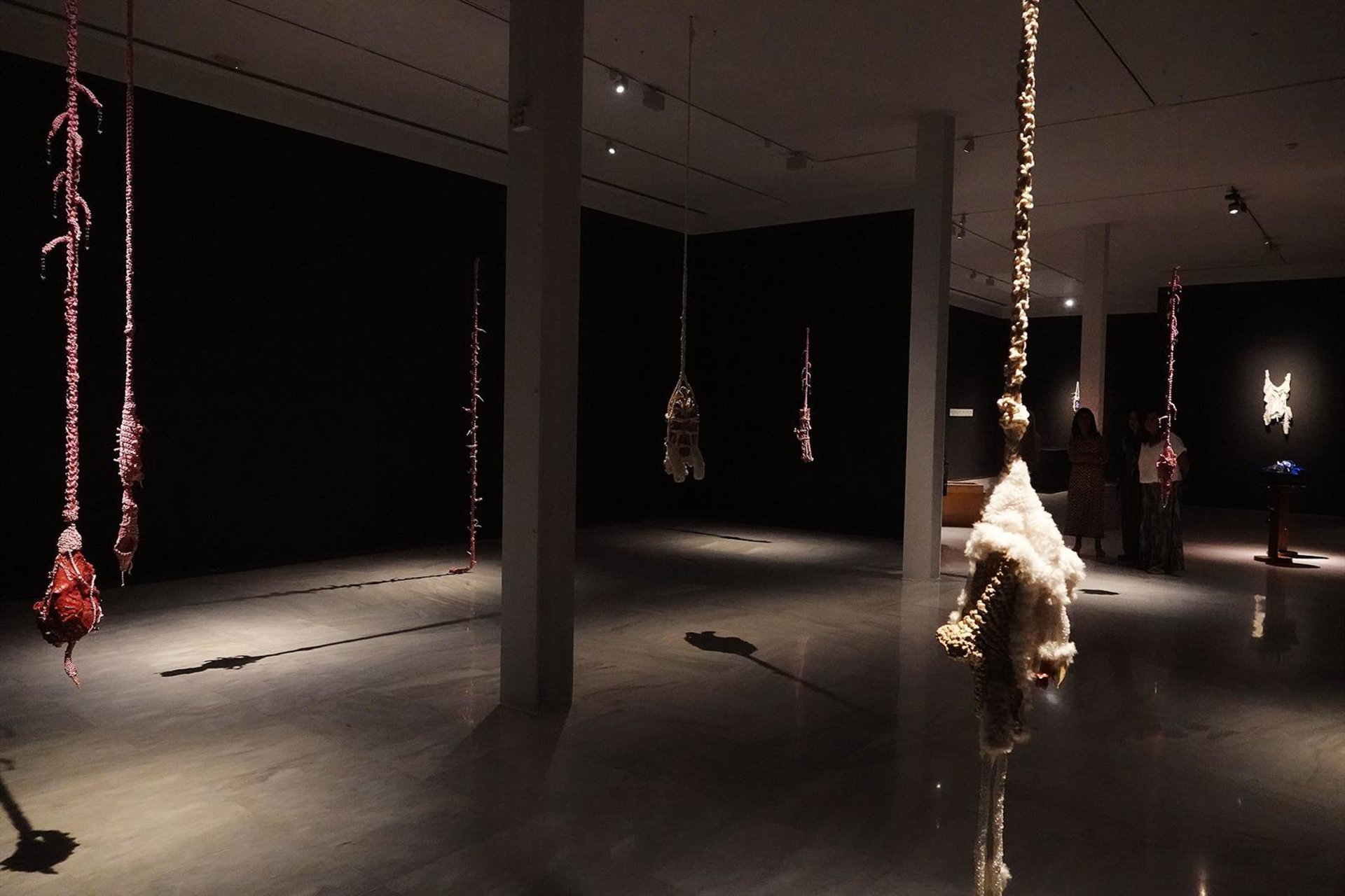 La artista Victoria Maldonado exhibe sus esculturas en la sala de exposiciones del Rectorado de la UMA