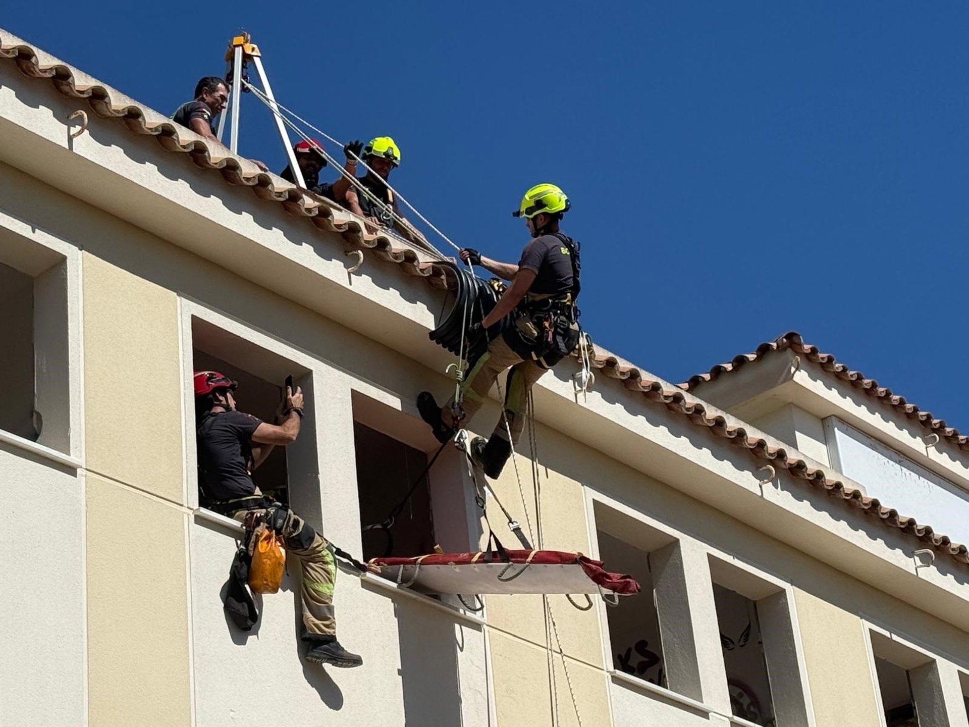Mijas potencia la formación de sus bomberos con simulacros de rescate en altura