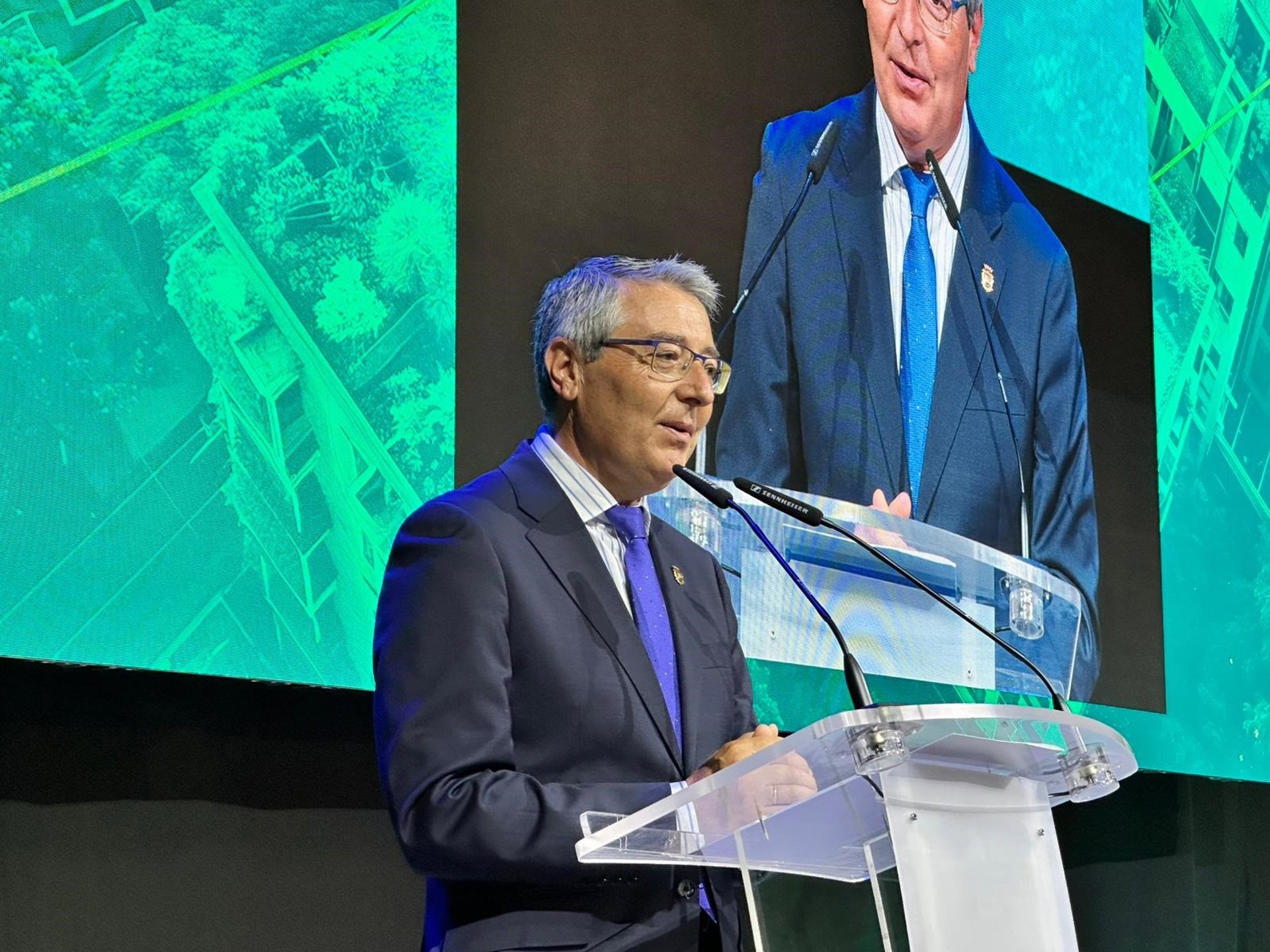 Salado expone la apuesta por la biomasa, el centro contra el cambio climático y la mejora de gestión de residuos