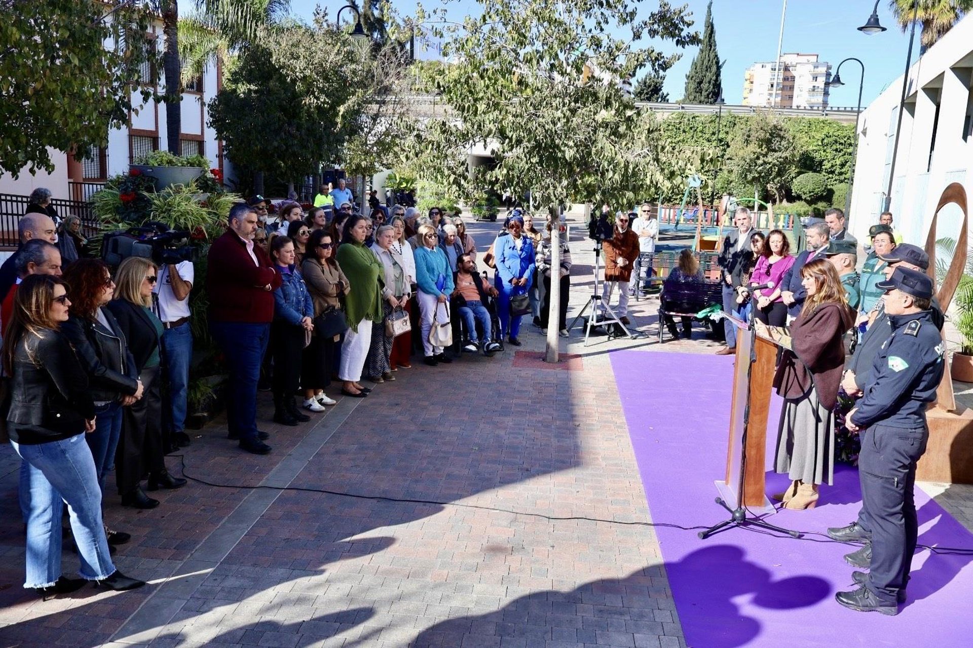 Alcaldesa de Mijas reivindica atención inclusiva, educación en igualdad y sensibilización en el 25N