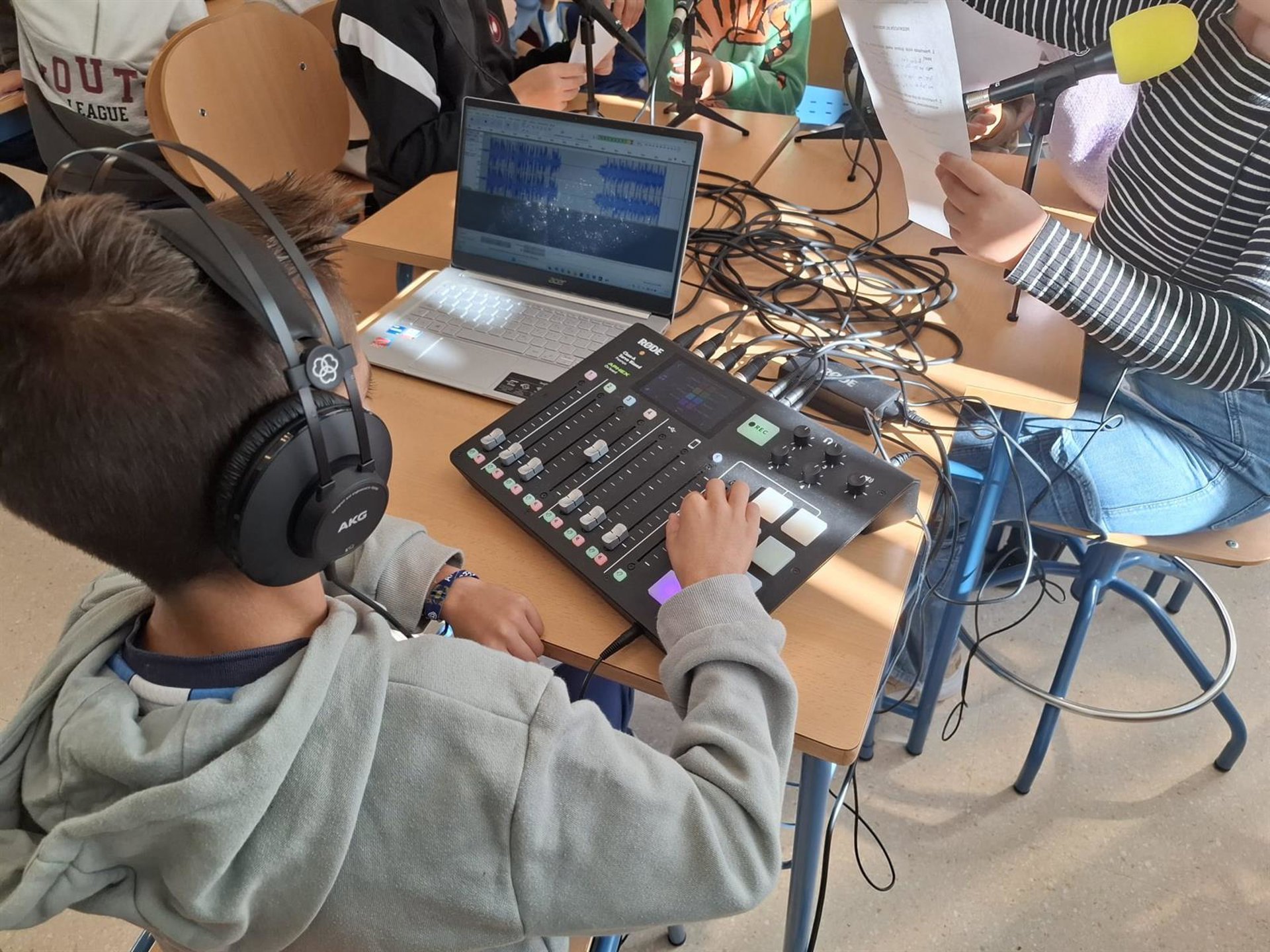 Alumnado de sexto de Primaria de Rincón participa en un taller de radio por la igualdad y los buenos tratos