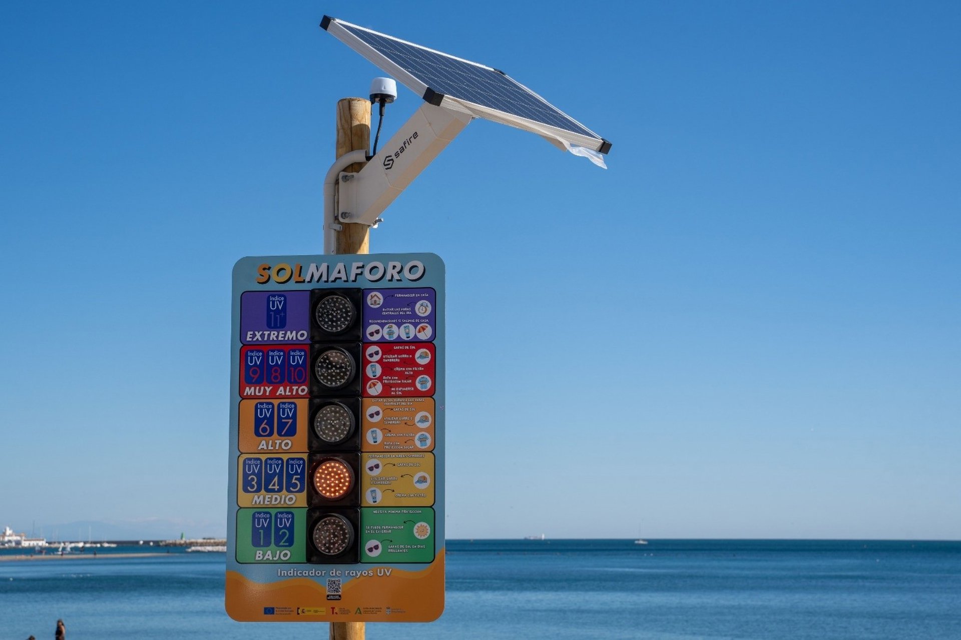 Benalmádena ya tiene una veintena de 'solmáforos' en sus playas que miden el índice ultravioleta en tiempo real