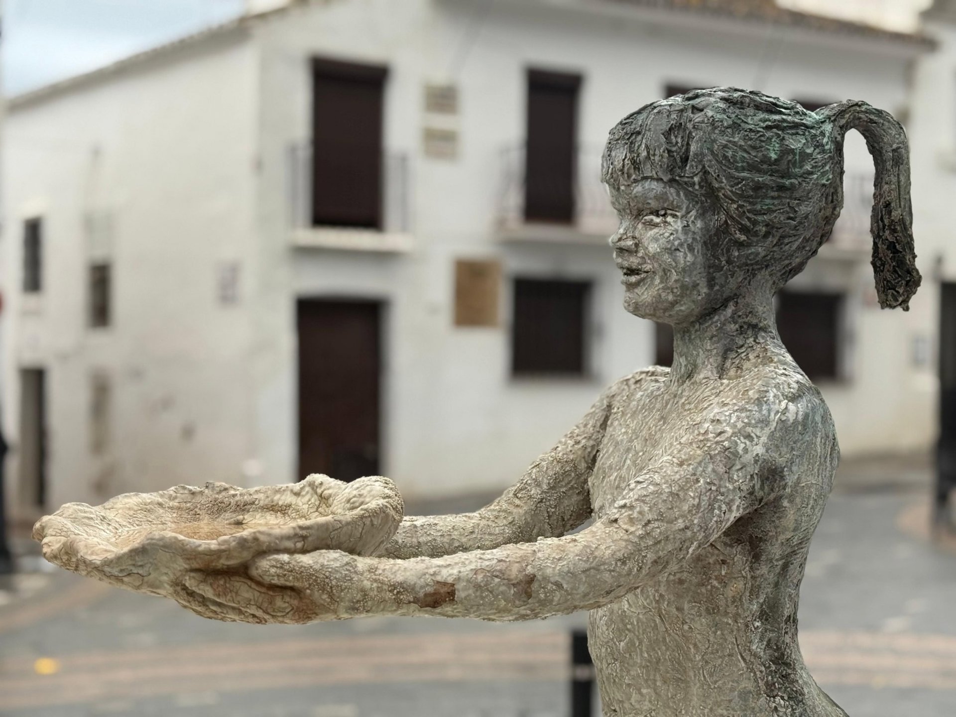 El Ayuntamiento acometerá la restauración de la escultura de 'La niña' de Benalmádena, símbolo de la ciudad