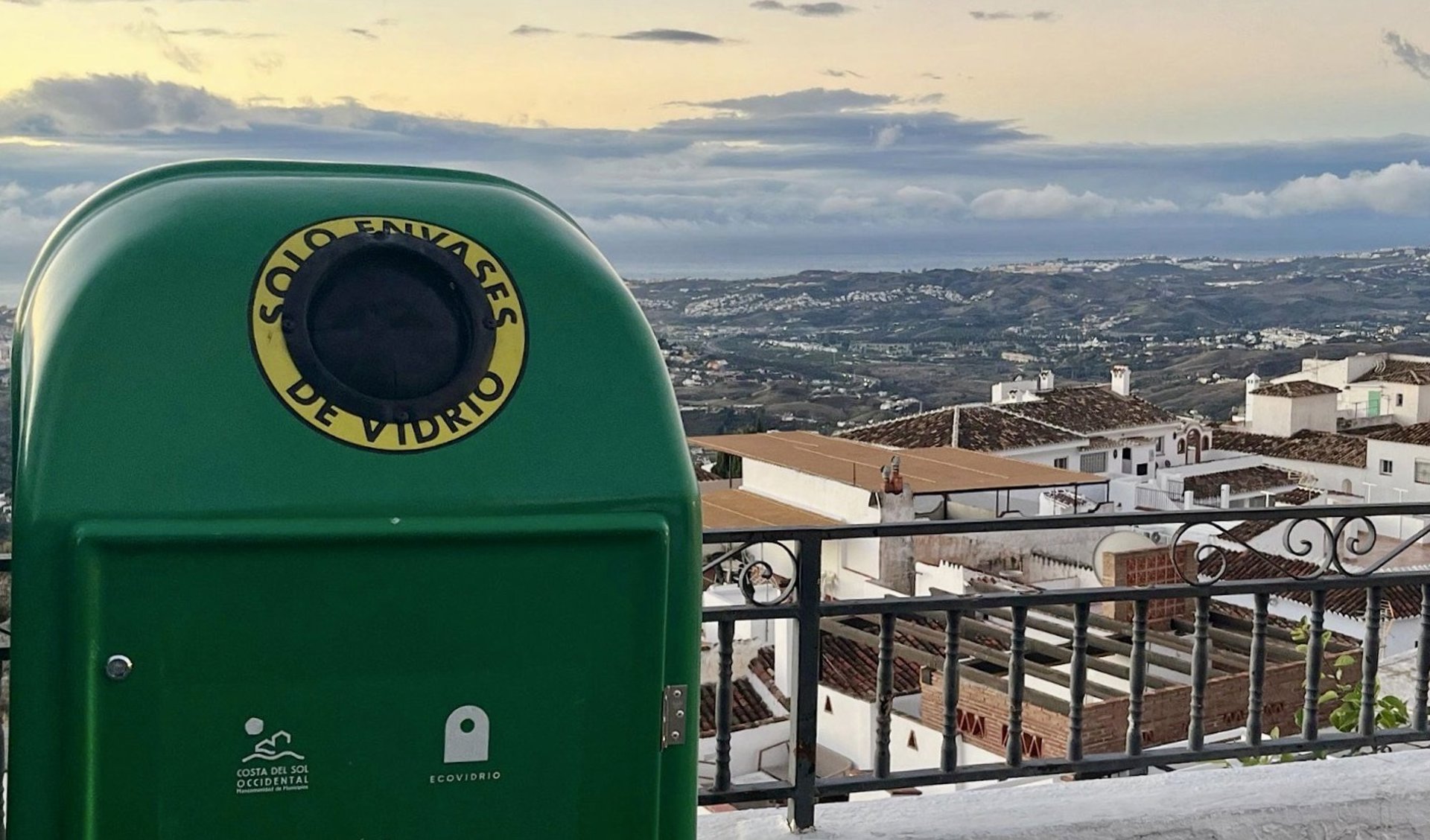 El Ayuntamiento de Mijas pone en funcionamiento ocho nuevos puntos de recogida de vidrio en el Pueblo