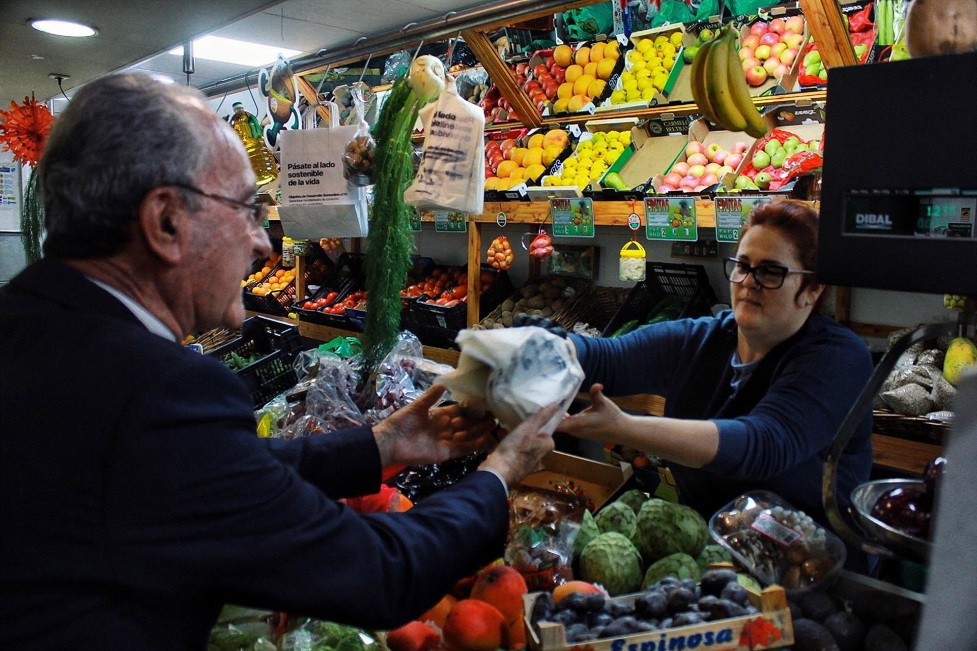 El Ayuntamiento invierte más de 600.000 euros en servicio de limpieza de zonas comunes de mercados municipales
