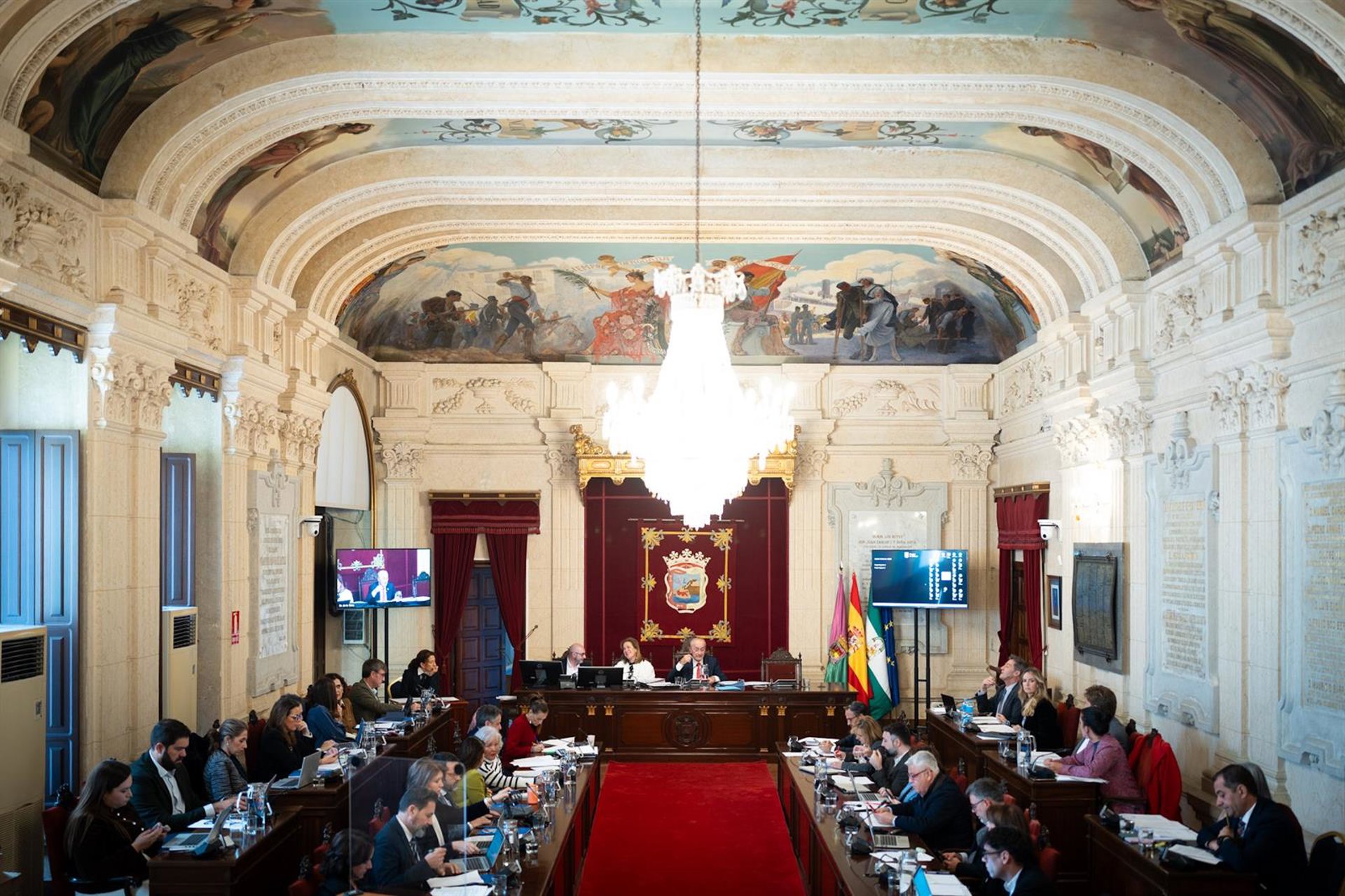 El Pleno rechaza eliminar todas las viviendas turísticas y declarar Málaga zona tensionada
