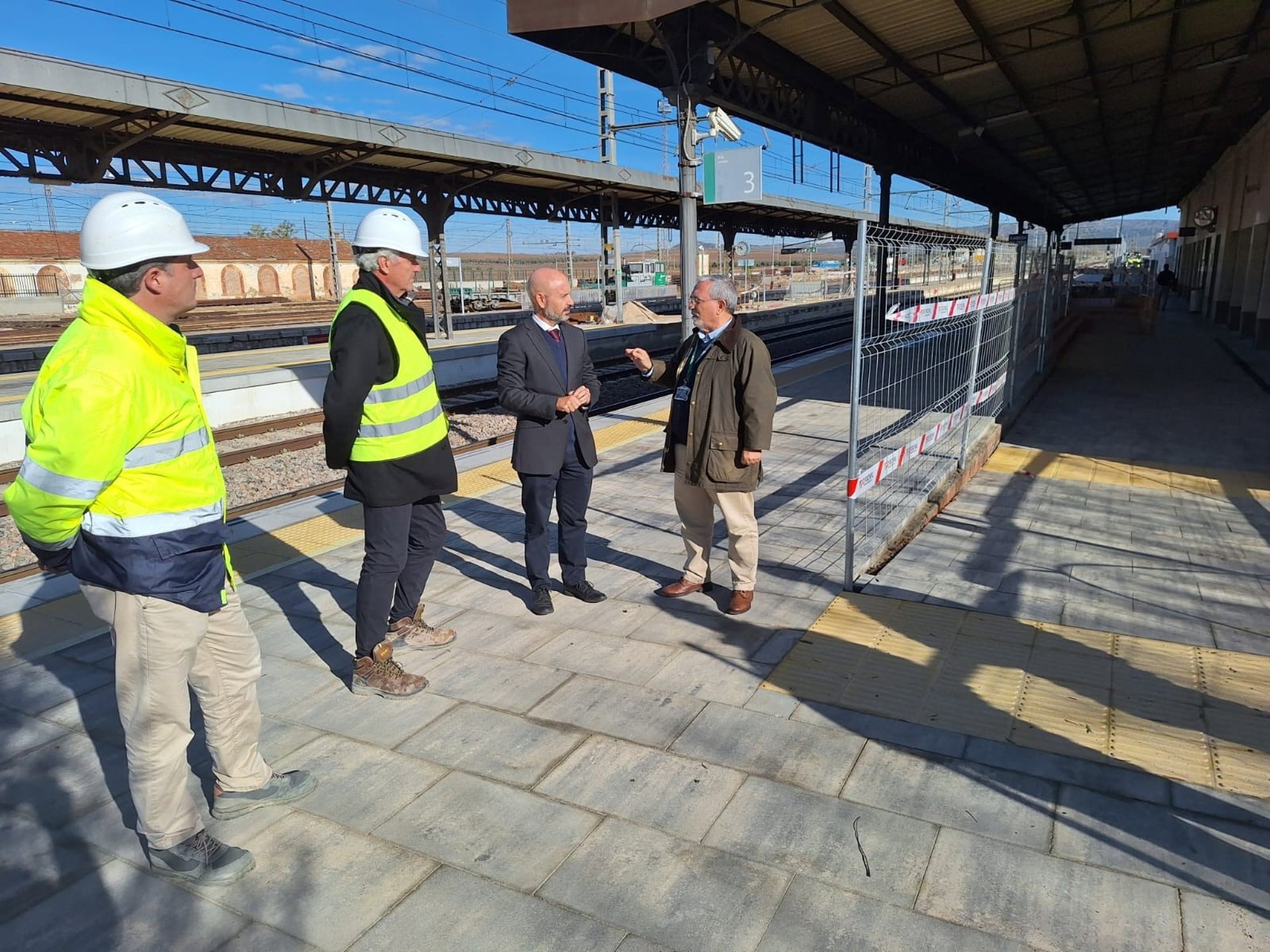 El subdelegado destaca que el Gobierno ha movilizado 90% de la inversión global de la línea Algeciras-Bobadilla
