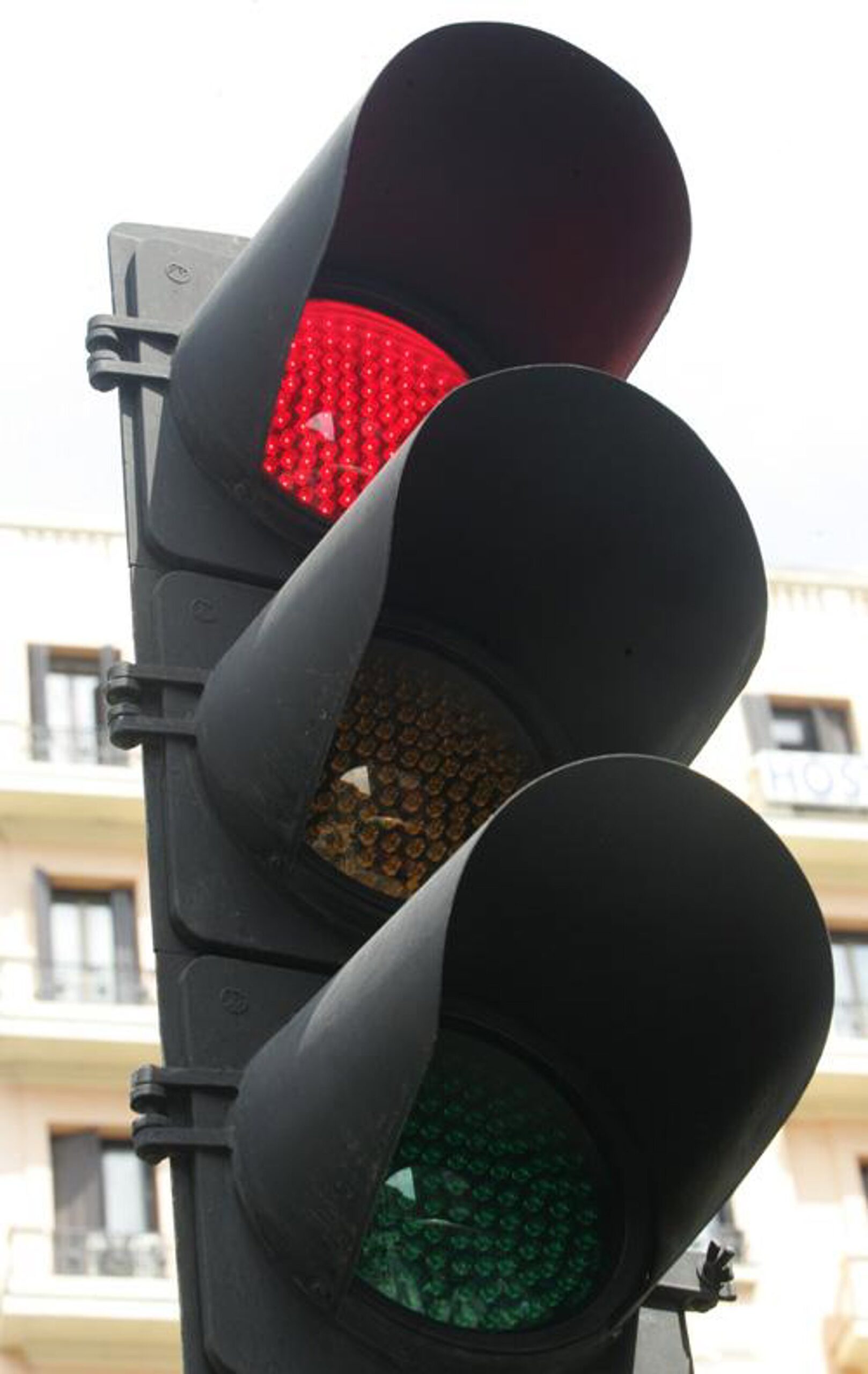 Entra en funcionamiento desde este jueves el nuevo paso de peatones semaforizado de la avenida de Barcelona
