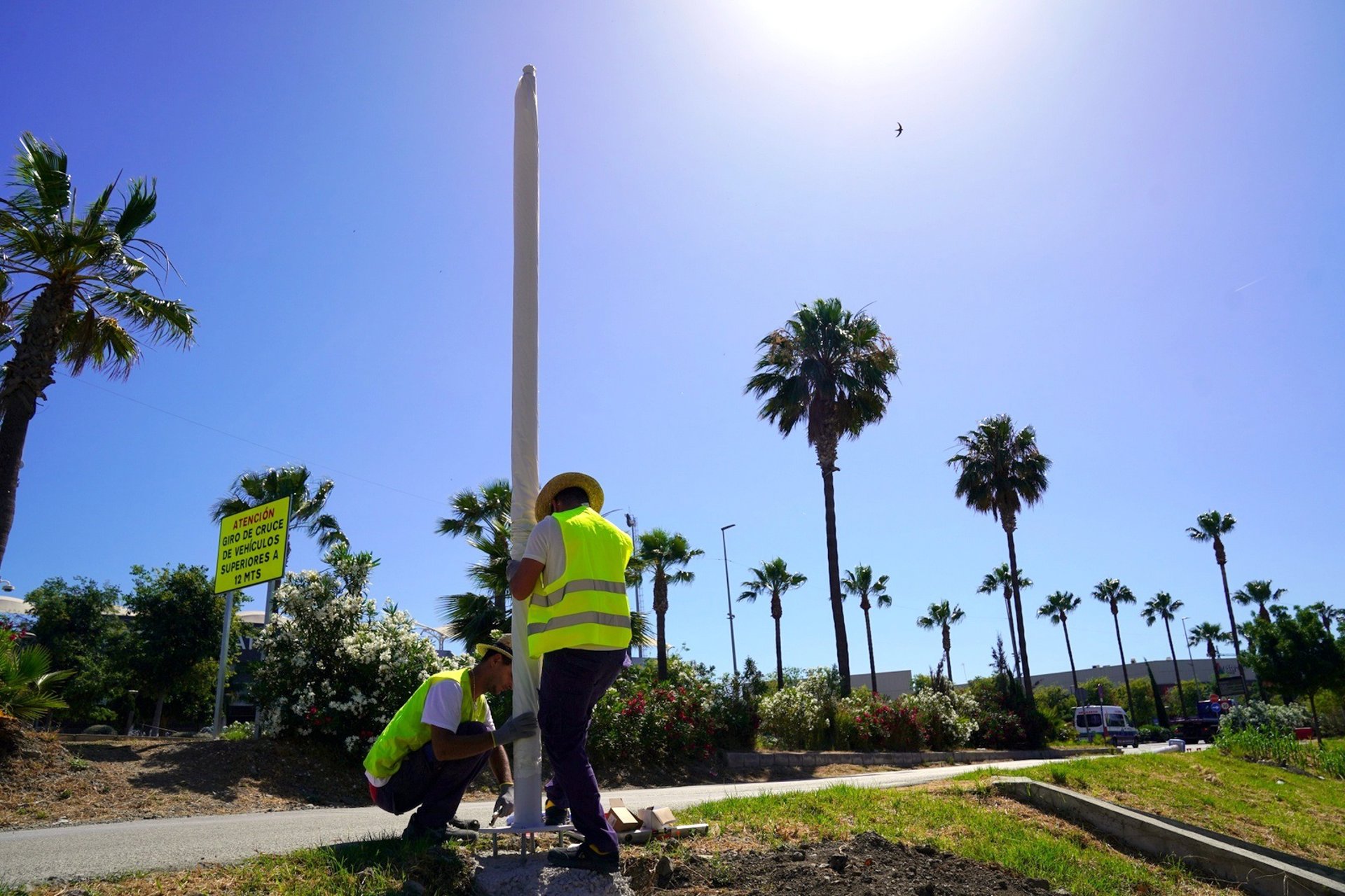 Estepona da nuevo impulso al plan de alumbrado con la instalación de farolas solares en otros siete viales