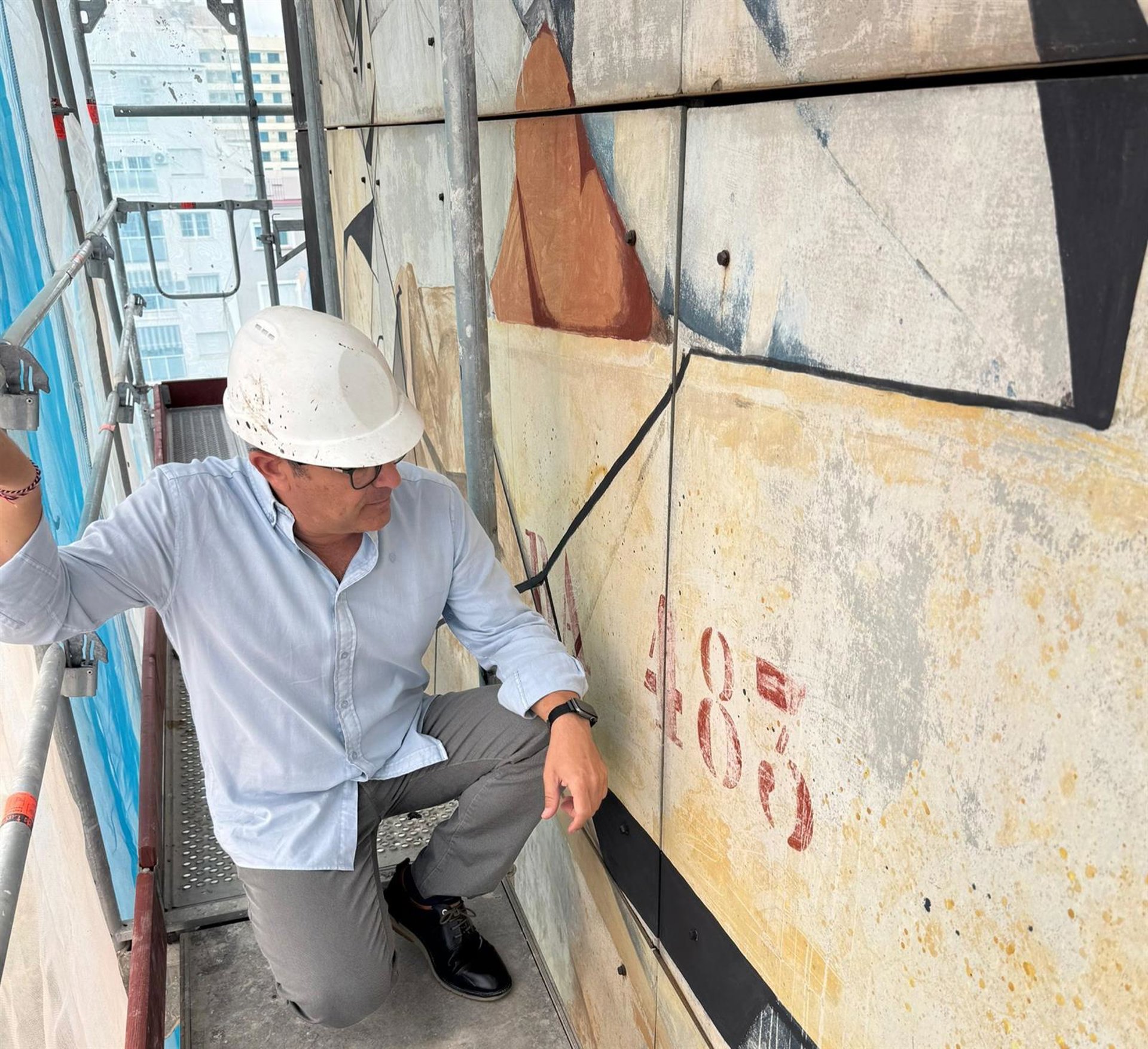 Fuengirola impulsa la conservación de dos murales emblemáticos del Museo Abierto de la ciudad