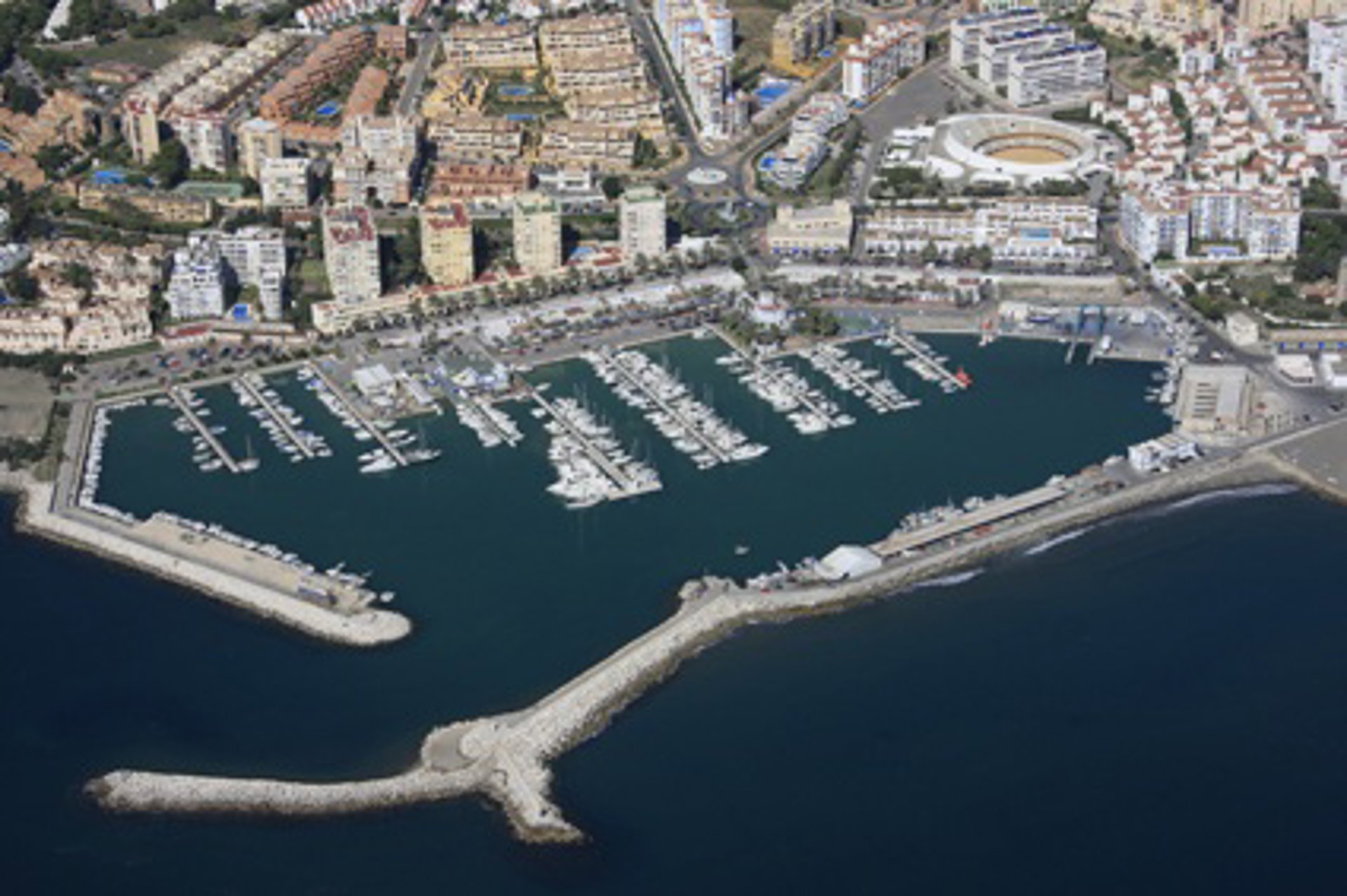 La Junta destina más de medio millón de euros al dragado de la bocana del puerto de Estepona
