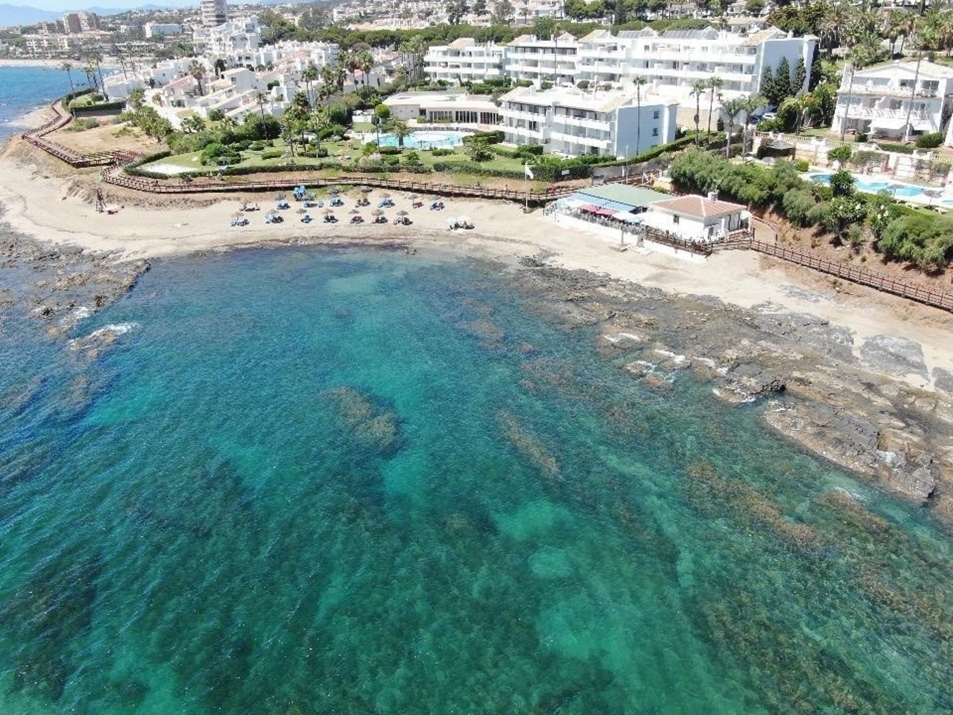La costa de Mijas renueva sus certificados de calidad, sostenibilidad turística, banderas azules y accesibilidad