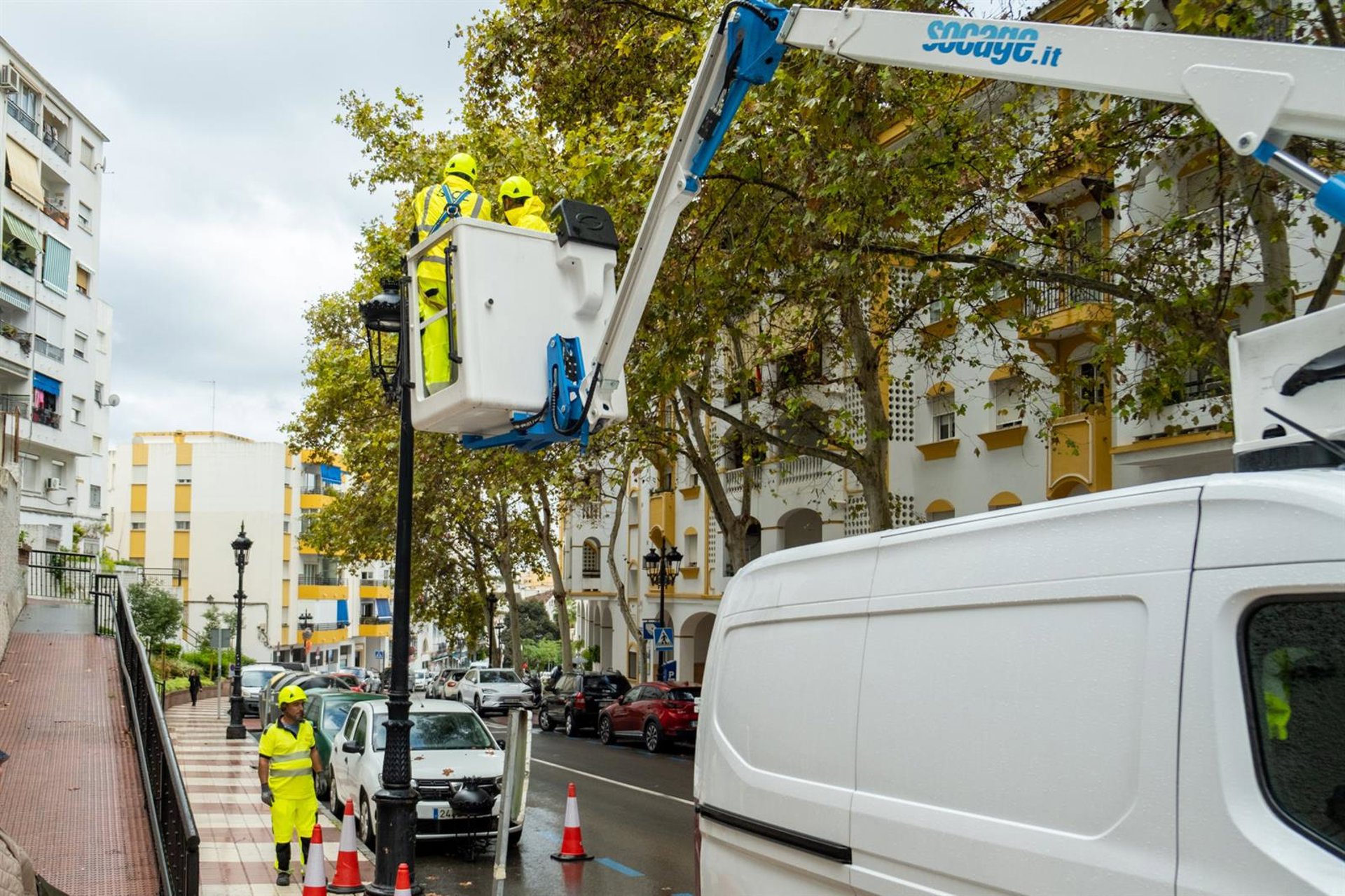 Marbella avanza en eficiencia energética con la renovación del alumbrado en zona de avenida Jacinto Benavente