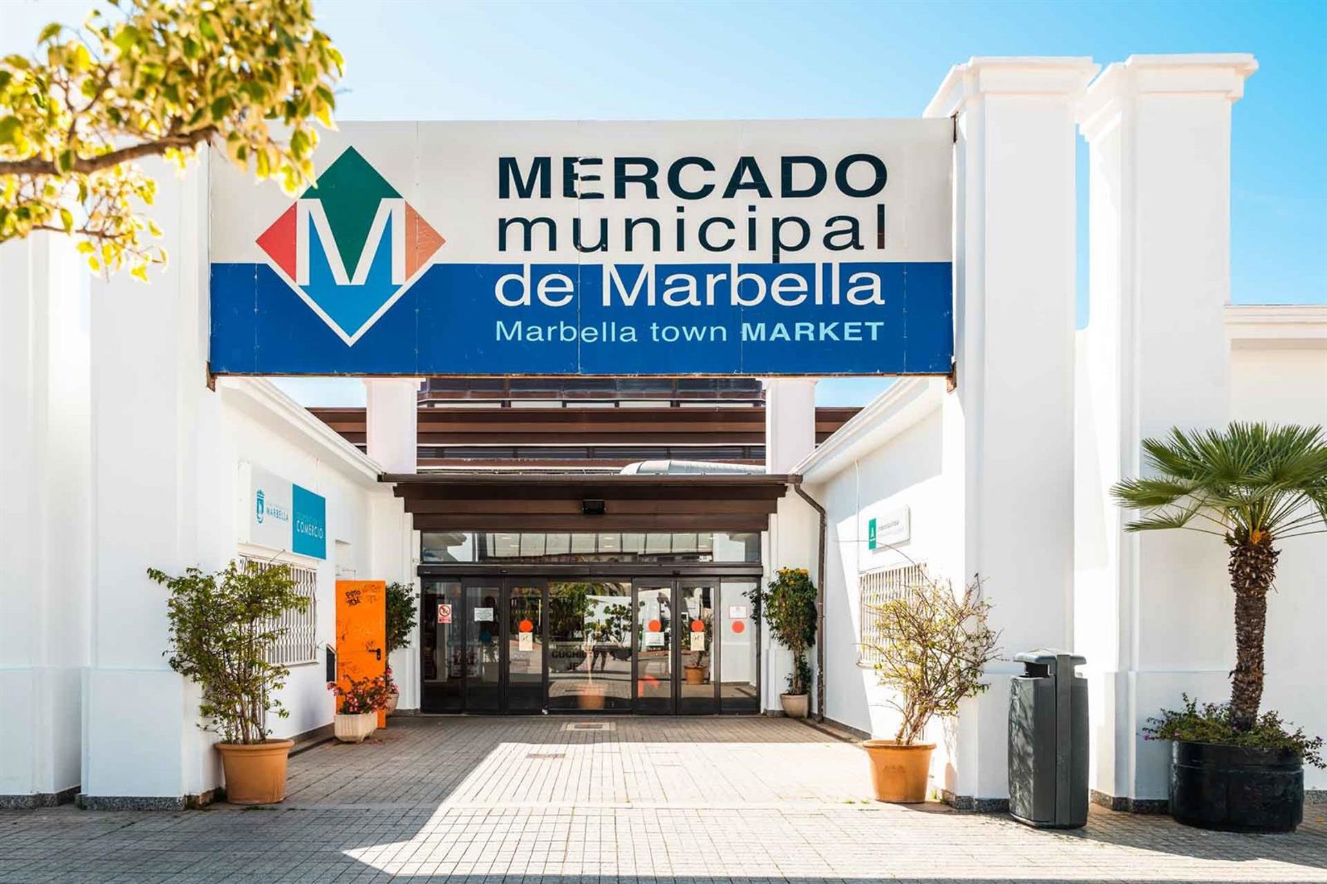 Marbella instalará pantallas digitales para directorio y megafonía interior en el mercado central