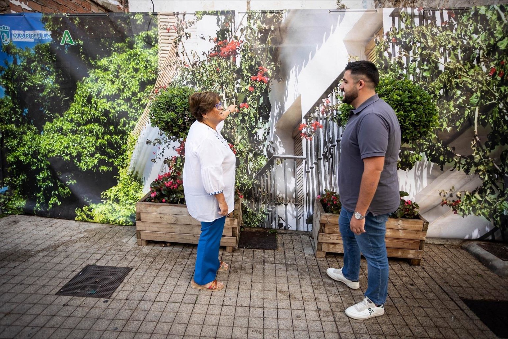 Marbella pone en marcha un plan de instalación de lonas decorativas para mejorar la estética del casco antiguo