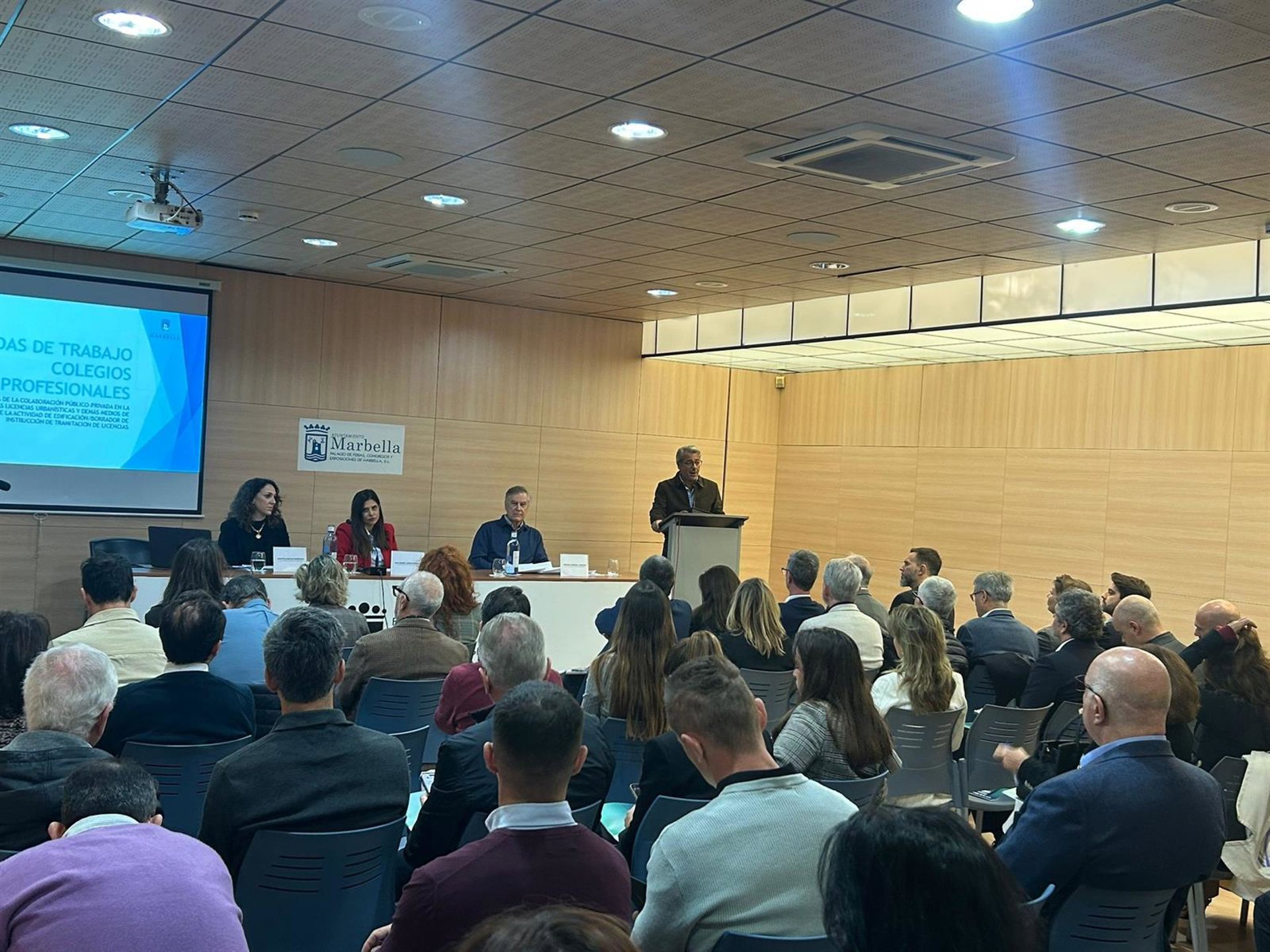 Marbella presenta a colegios profesionalese medidas de simplificación para agilizar licencias urbanísticas