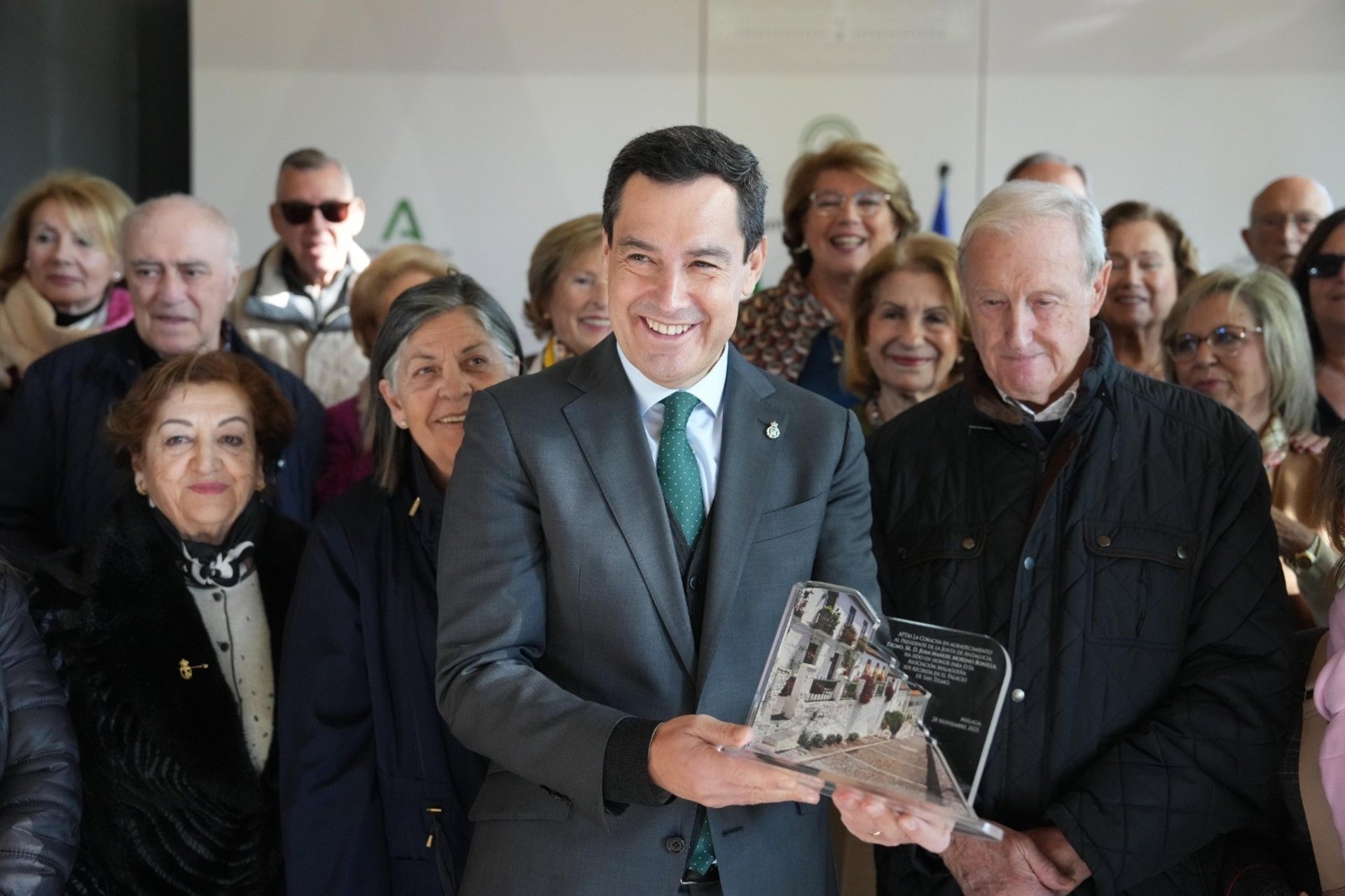 Moreno saluda a los miembros de La Asociación pro tradiciones malagueñas La Coracha