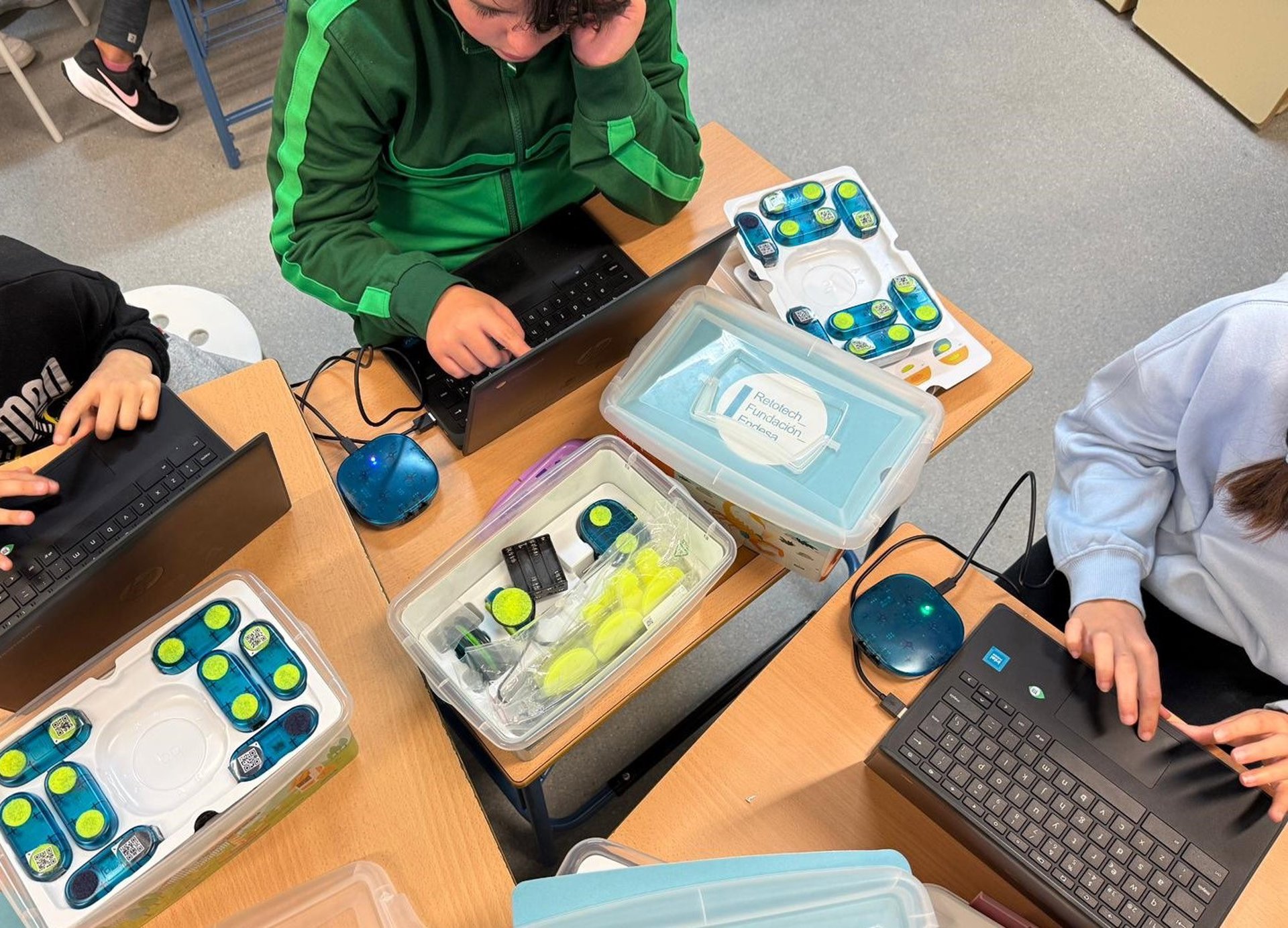 Once colegios seleccionados de Málaga reciben su kit de material tecnológico de RetoTech de Fundación Endesa