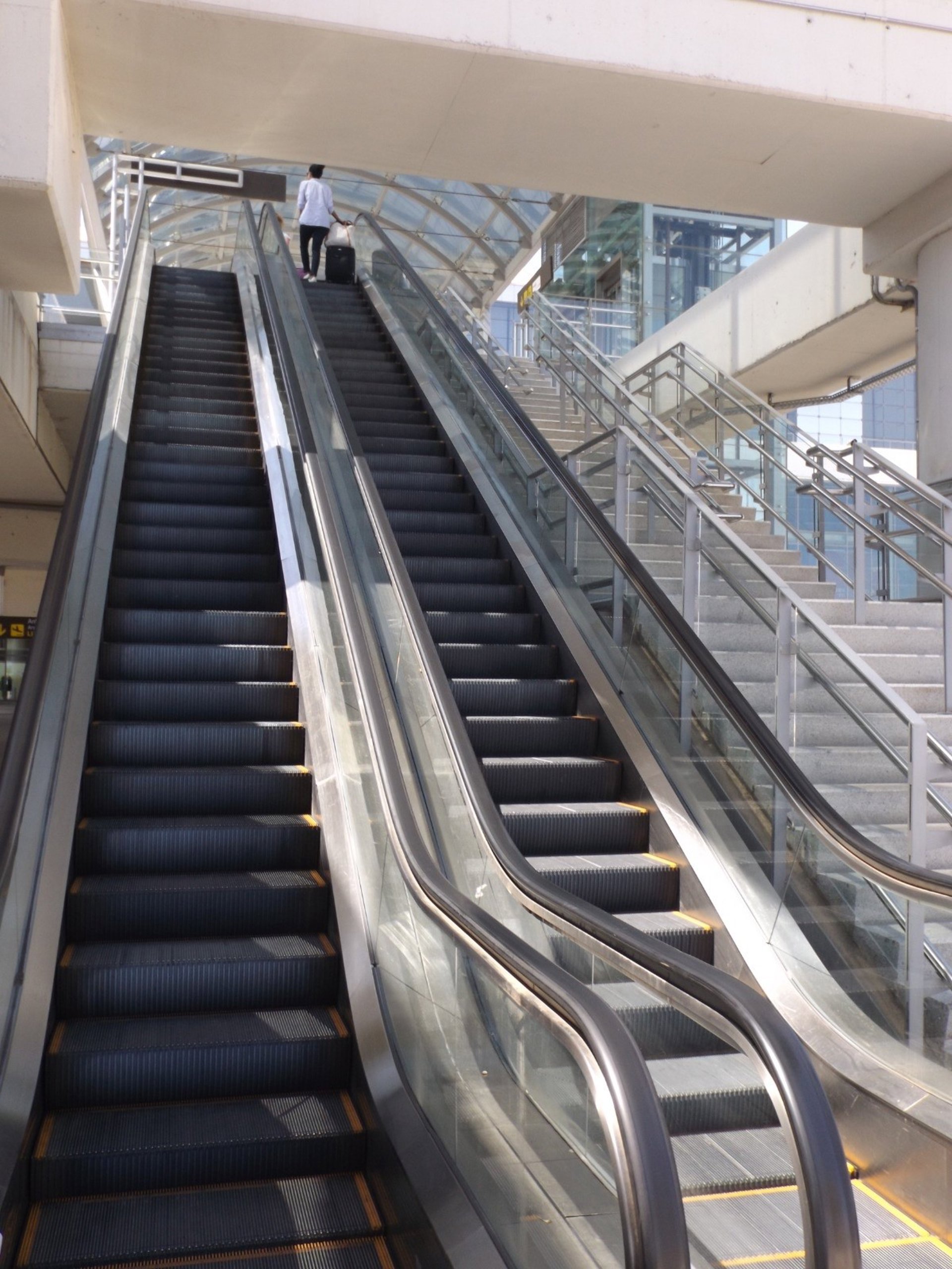 Renfe inicia la modernización de las escaleras mecánicas de la estación Aeropuerto de la C1