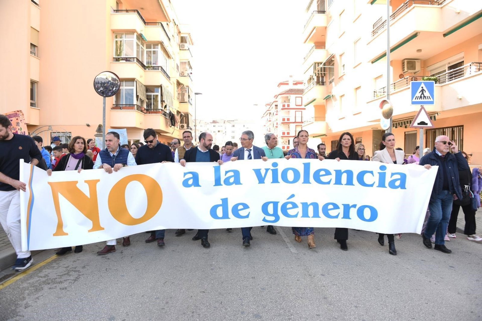 Rincón de la Victoria acoge una marcha multitudinaria contra la violencia de género