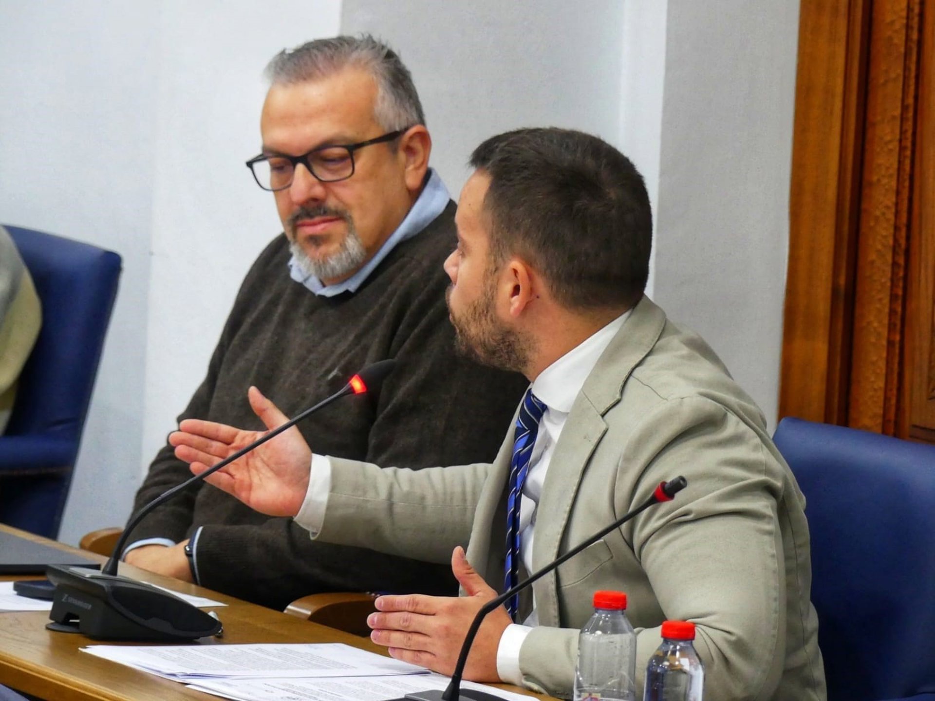Vox critica expulsión de un edil del pleno durante debate para incluir una moción de su grupo sobre el 25N