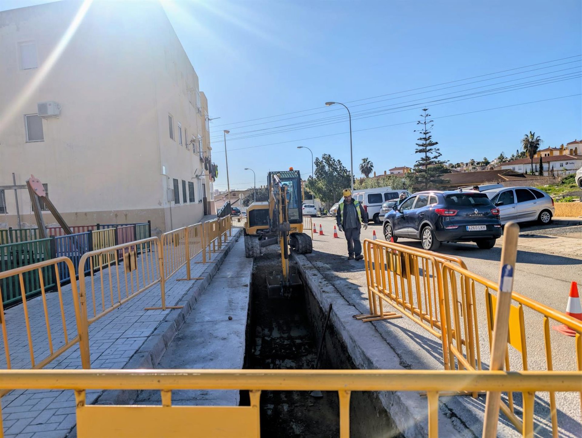 Arrancan las obras del soterramiento de la línea eléctrica de la Cuesta del Visillo en Torre del Mar, en Vélez